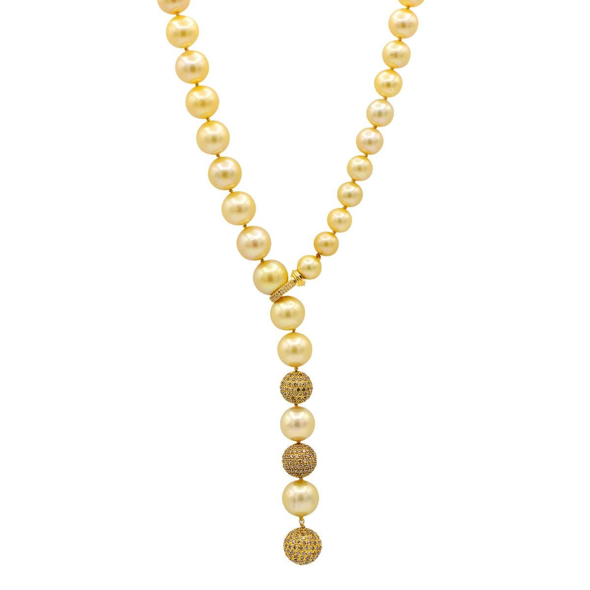 Style and glamour are in the spotlight with this exquisite golden south sea and diamond necklace. This 18-karat round-cut necklace is made from 38 pearls with a yellow gold toggle clasp with diamonds. The size of the pearls is 10.2-14.8 mm. The