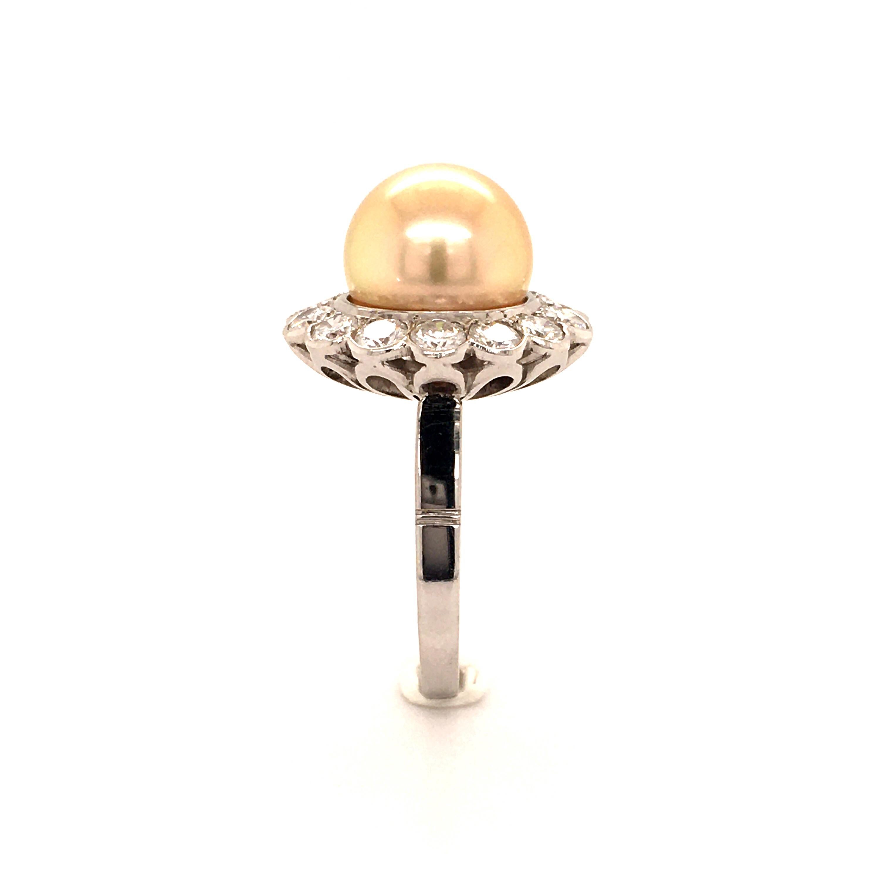 Golden South Sea Cultured Pearl and Diamond 14 Karat White Gold Ring In Good Condition For Sale In Lucerne, CH