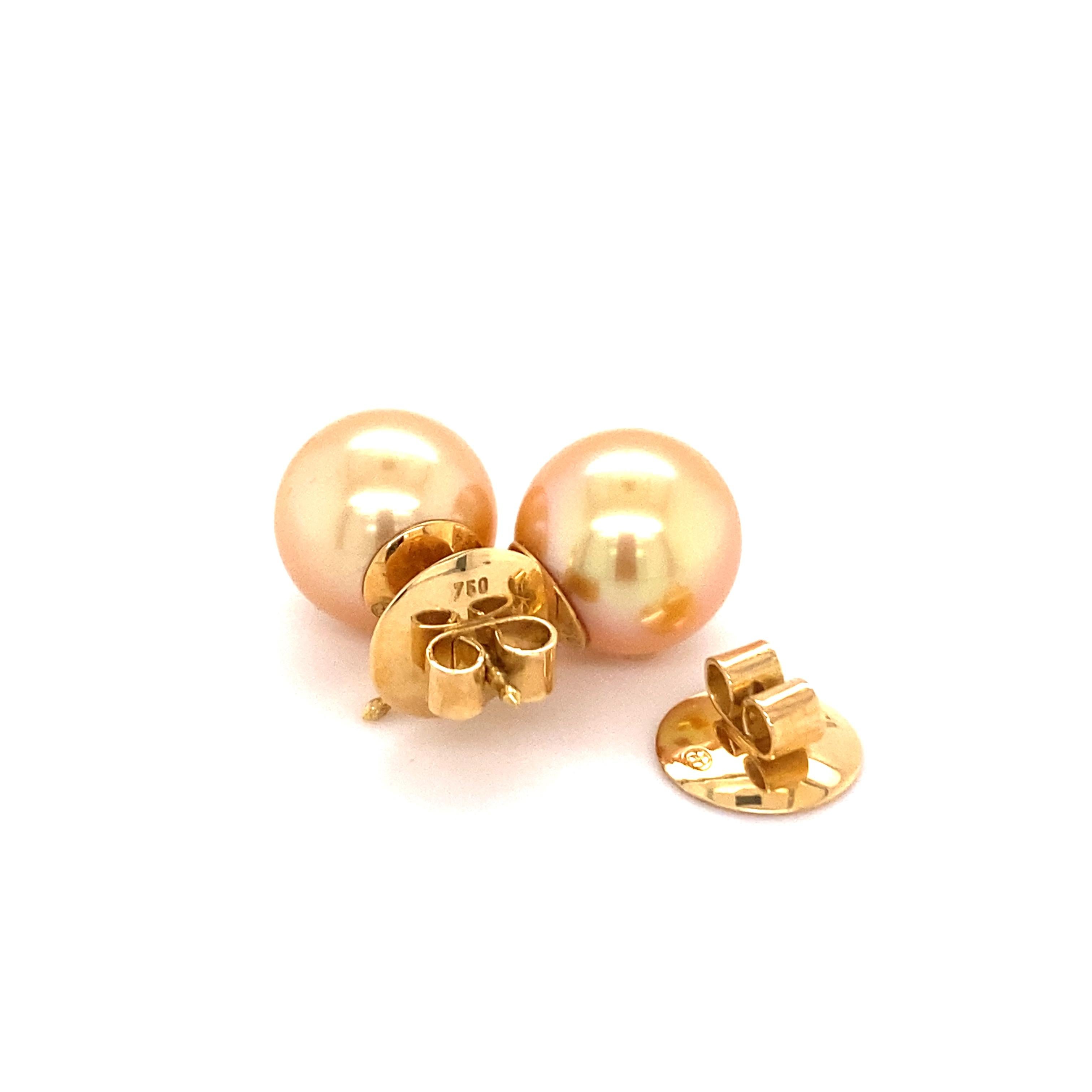 Taille ronde Clous d'oreilles en or jaune 18 carats avec perles de culture des mers du Sud dorées en vente