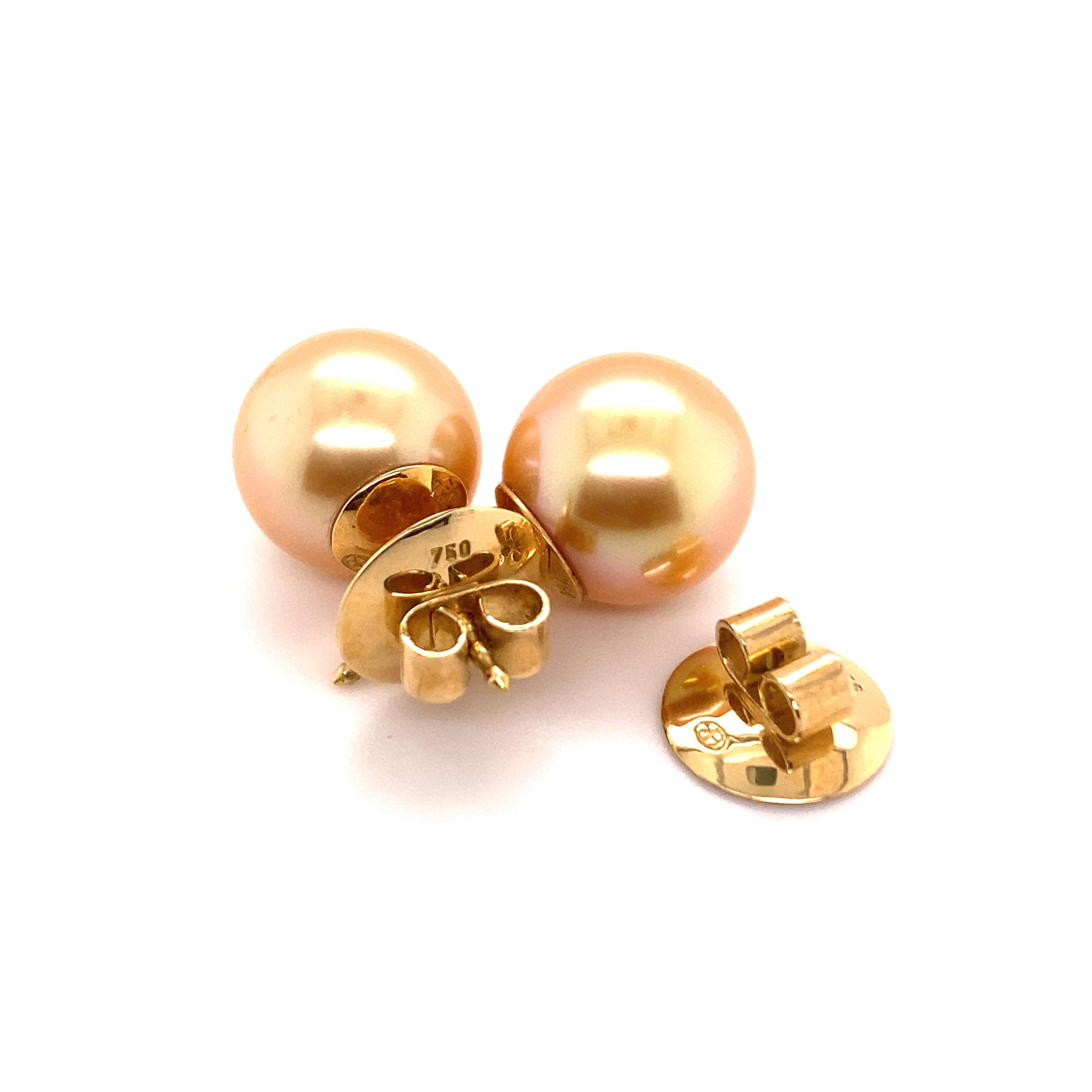 Golden South Sea Cultured Pearl Ear Studs in 18 Karat Yellow Gold In Excellent Condition For Sale In Lucerne, CH