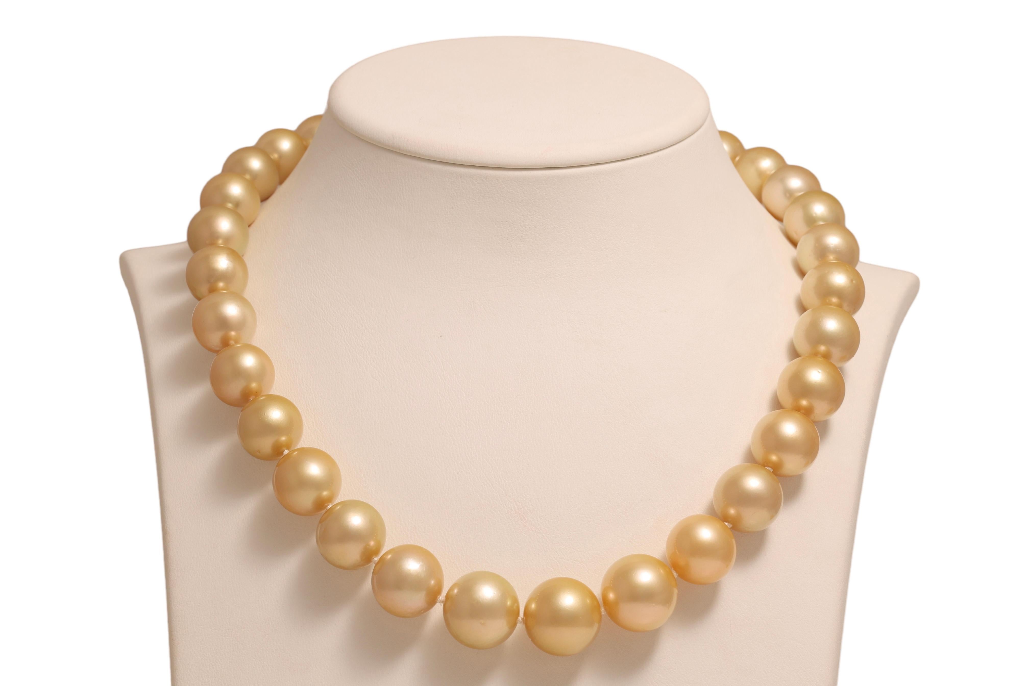 Wunderschöne große natürliche Südseeperlen, Farbe Gold, mit 18 kt. Gelbgold-Schließfach mit Diamanten

Perlen: 31 Goldene Südseeperlen  Perlen, Perlen mit einem Durchmesser von 13 mm - 15,5 mm

Diamanten: Diamanten im Brillantschliff, zusammen 0,08