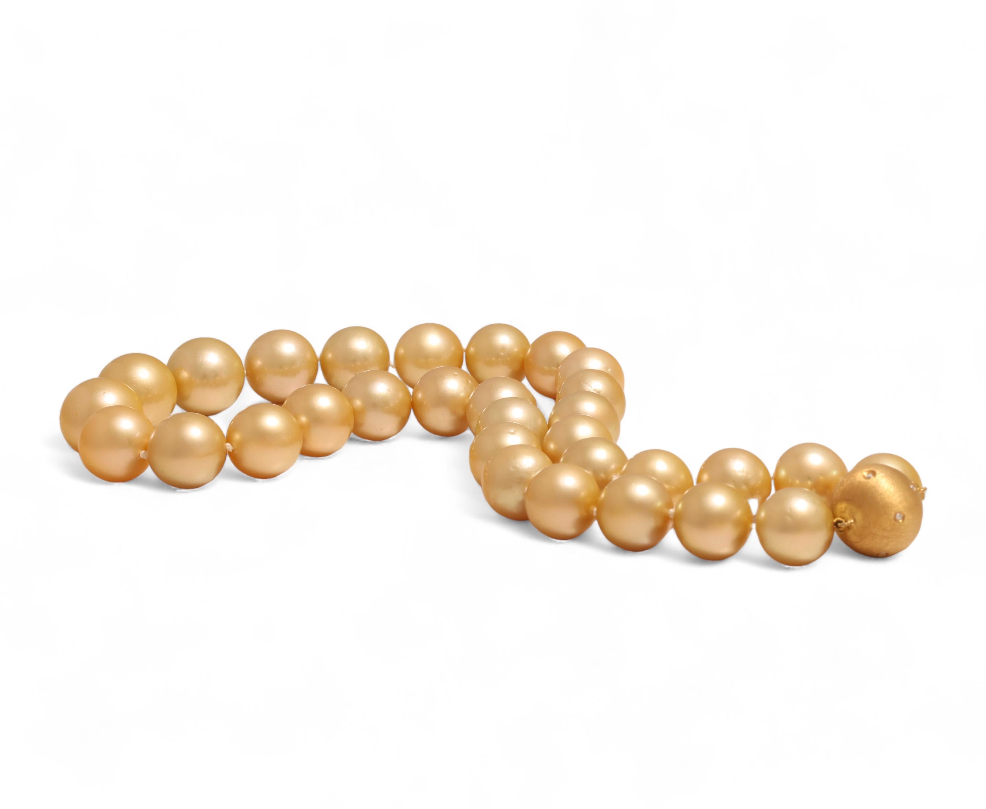 Goldene Südseeperlen, 18 kt Goldschloss-Diamanten mit Südseeperlen, 13-15,5 mm 1