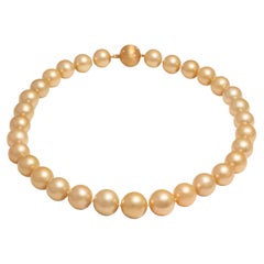 Golden South Sea Natural Pearls, 18 kt Gold Locker Diamonds, 13-15.5 mm