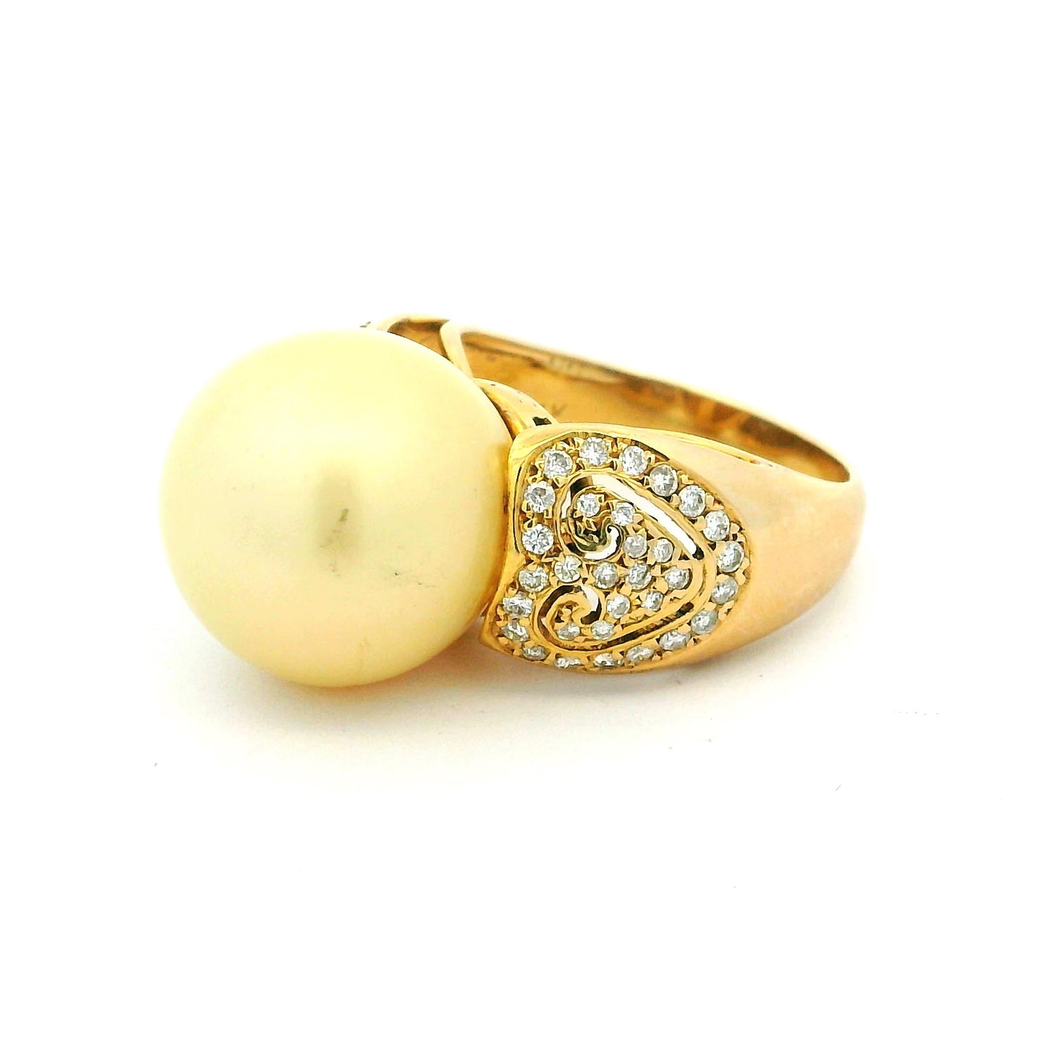 Rayonnante de chaleur et d'élégance, cette bague de déclaration de la fin du XXe siècle incarne l'esprit audacieux des années 1980 tout en s'inspirant des traditions de design romantique. En son centre repose une perle lumineuse Golden South Sea,
