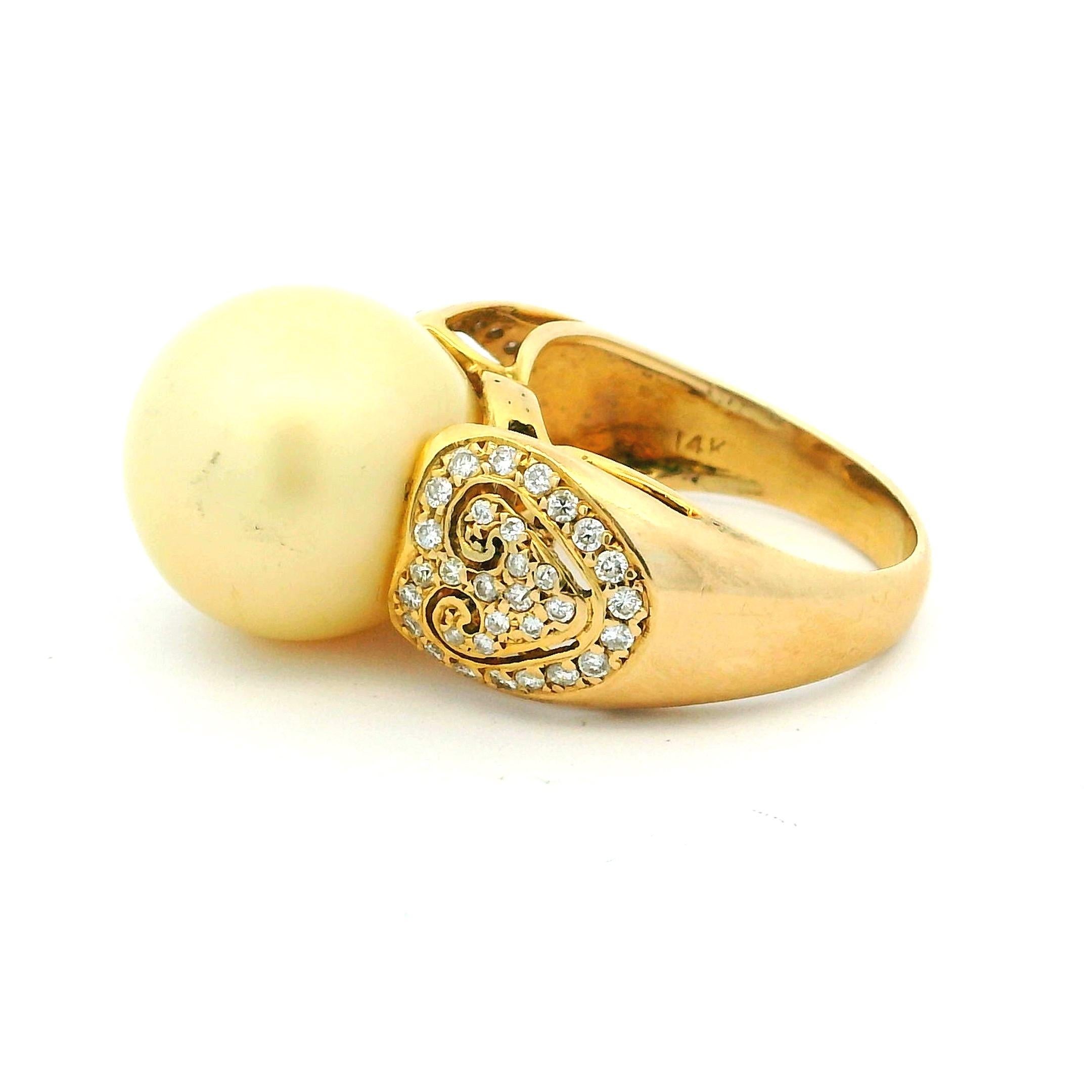 Moderniste Bague en or 14 carats ornée d'une perle des mers du Sud et d'un motif de cœur en diamant, années 1980 en vente