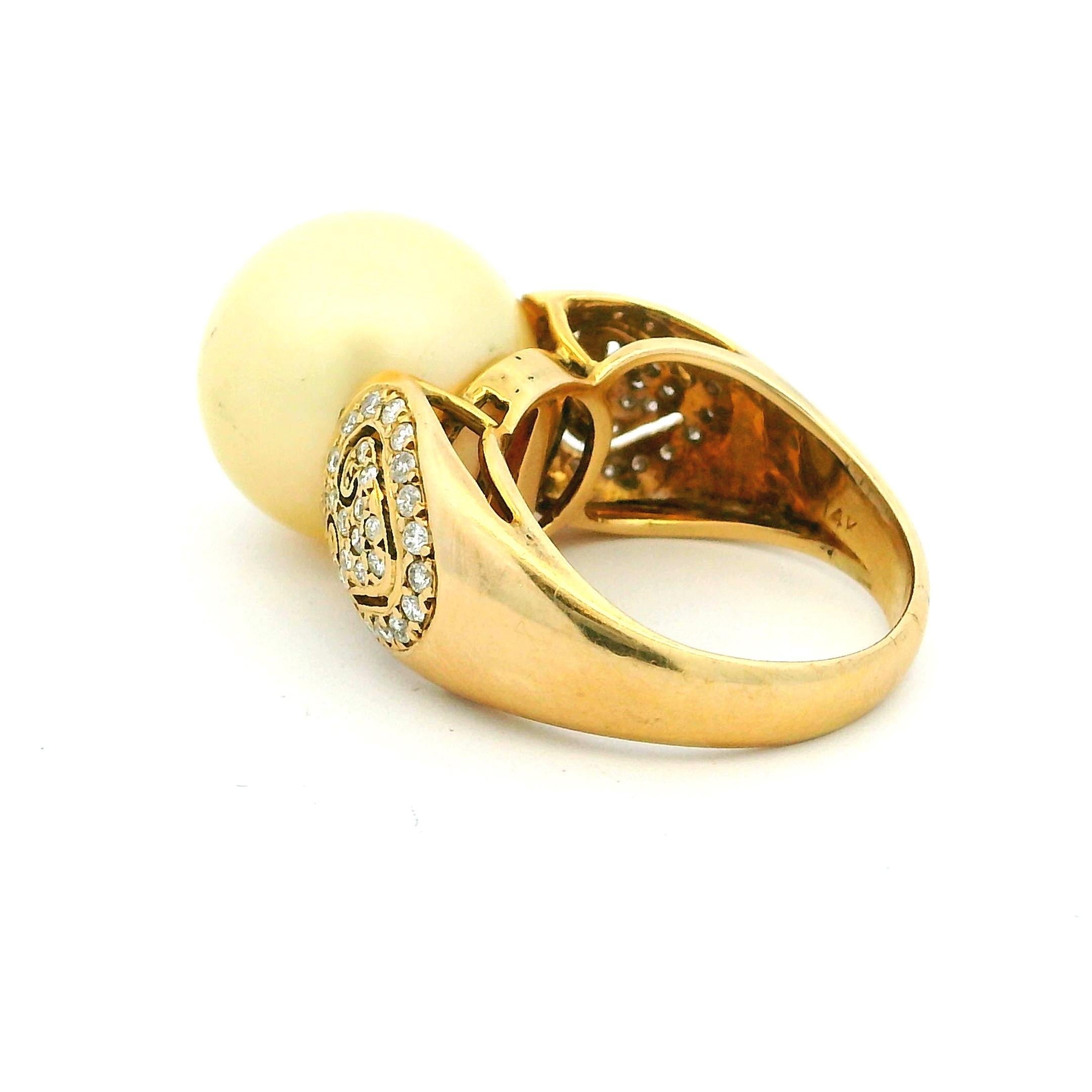Taille ronde Bague en or 14 carats ornée d'une perle des mers du Sud et d'un motif de cœur en diamant, années 1980 en vente