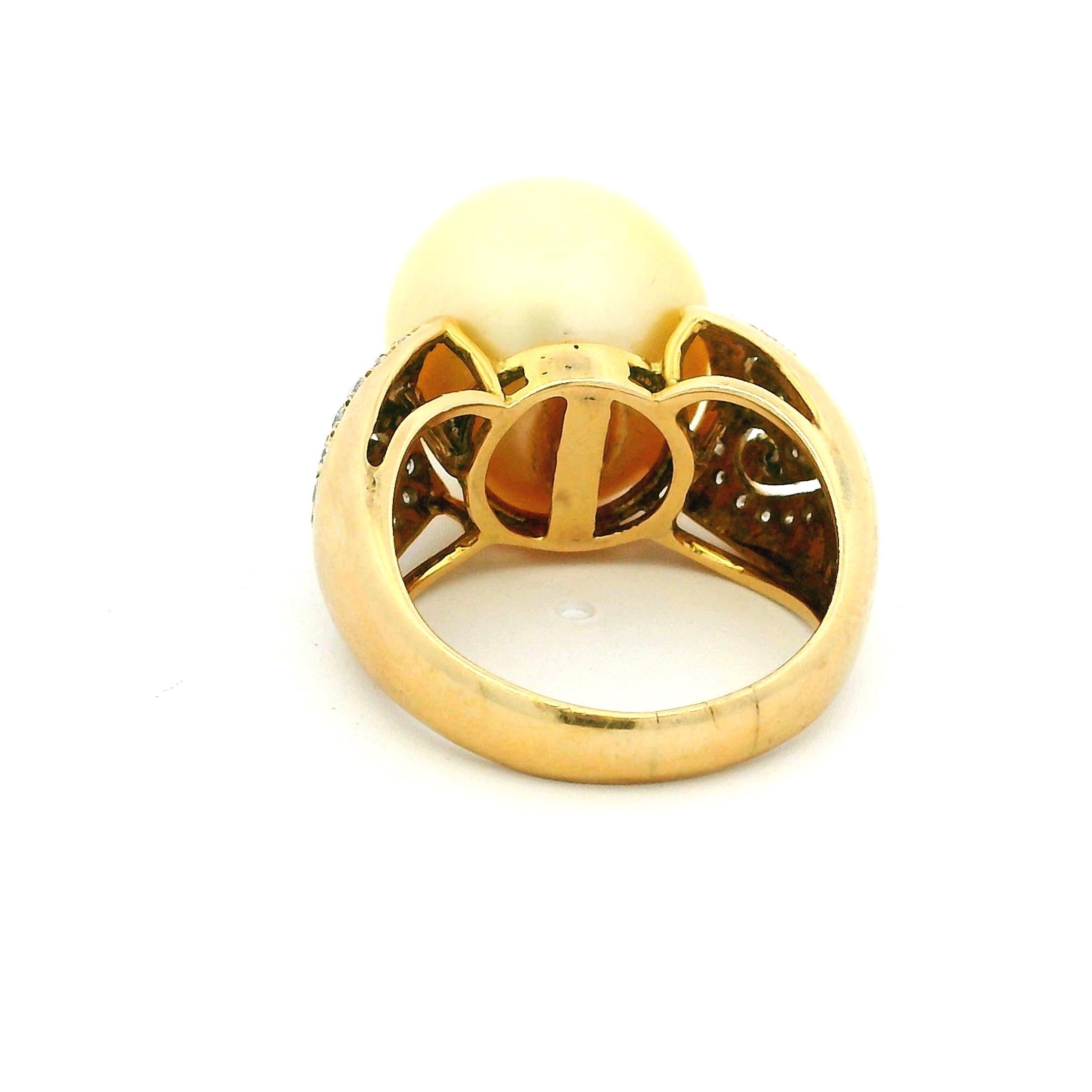 Bague en or 14 carats ornée d'une perle des mers du Sud et d'un motif de cœur en diamant, années 1980 Excellent état - En vente à Miami, FL