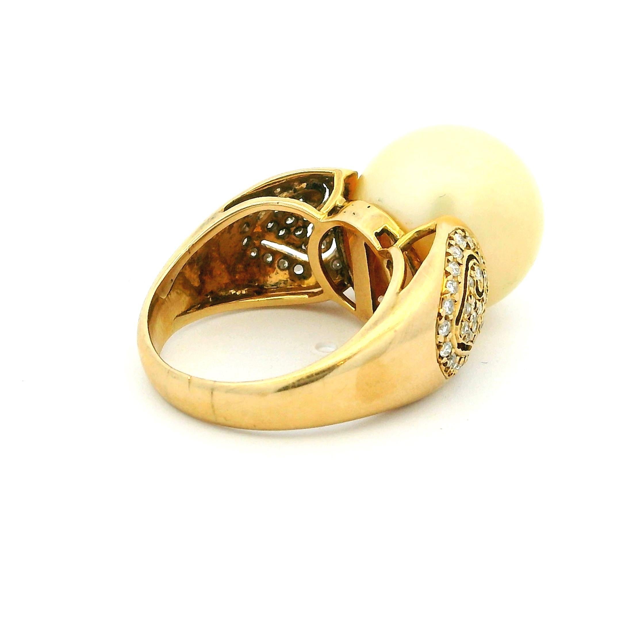 Bague en or 14 carats ornée d'une perle des mers du Sud et d'un motif de cœur en diamant, années 1980 Pour femmes en vente