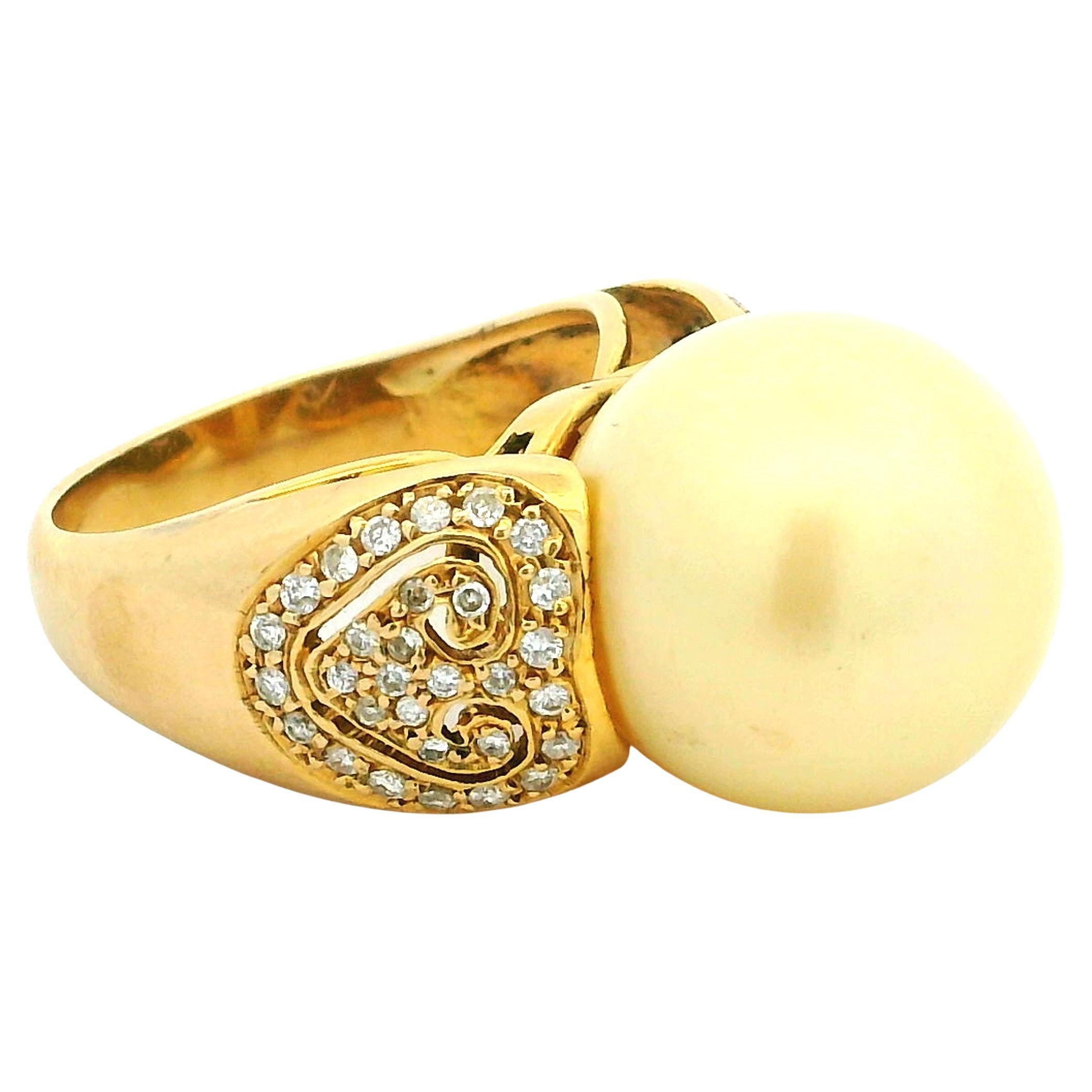 Bague en or 14 carats ornée d'une perle des mers du Sud et d'un motif de cœur en diamant, années 1980 en vente