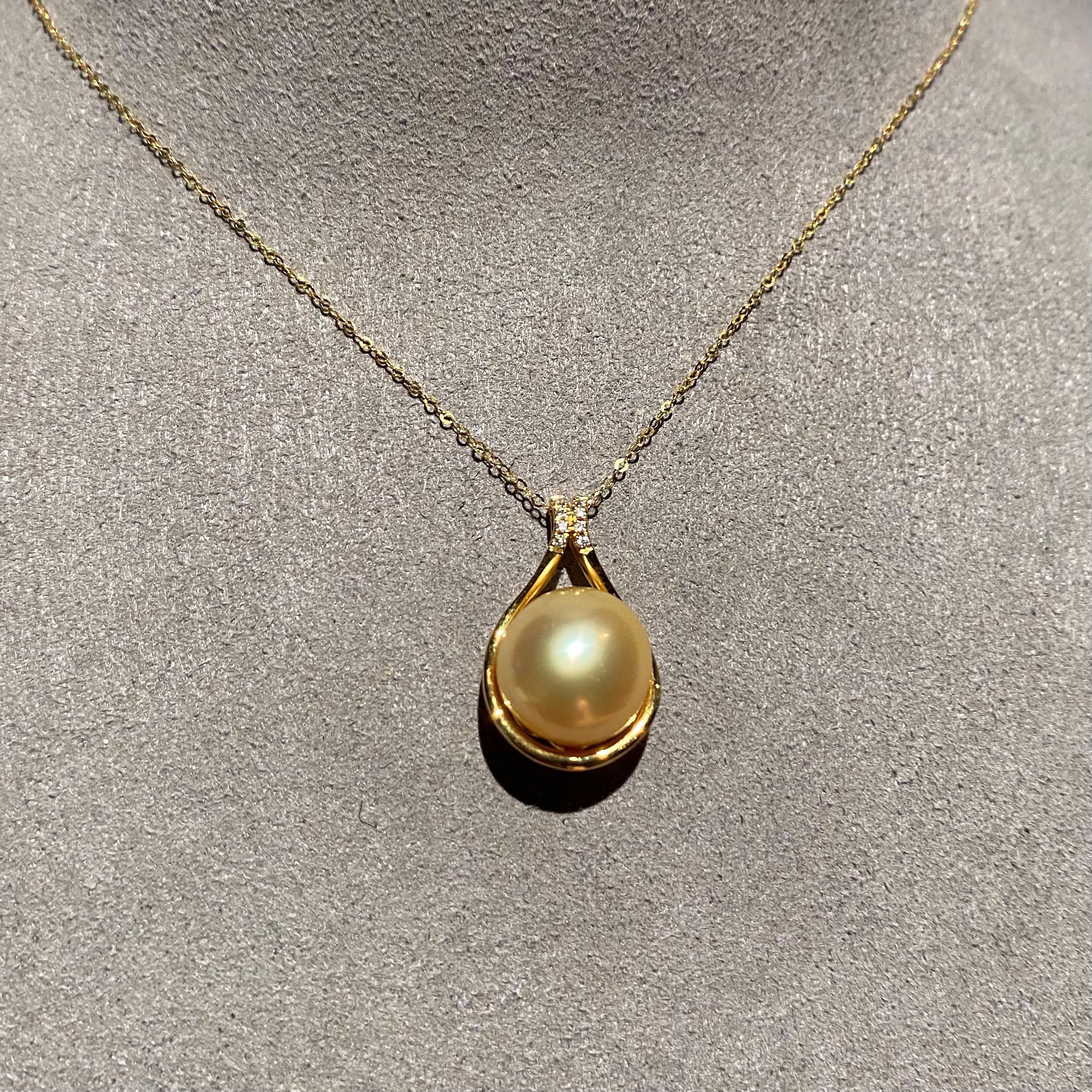 Rain drop shape pendant with diamond bale. The Golden South Sea Pearl is situated at one end of the pendant with Diamond pave bale on the other end. Please note that the chain is not included, this price is for the Pearl pendant only.

The Golden