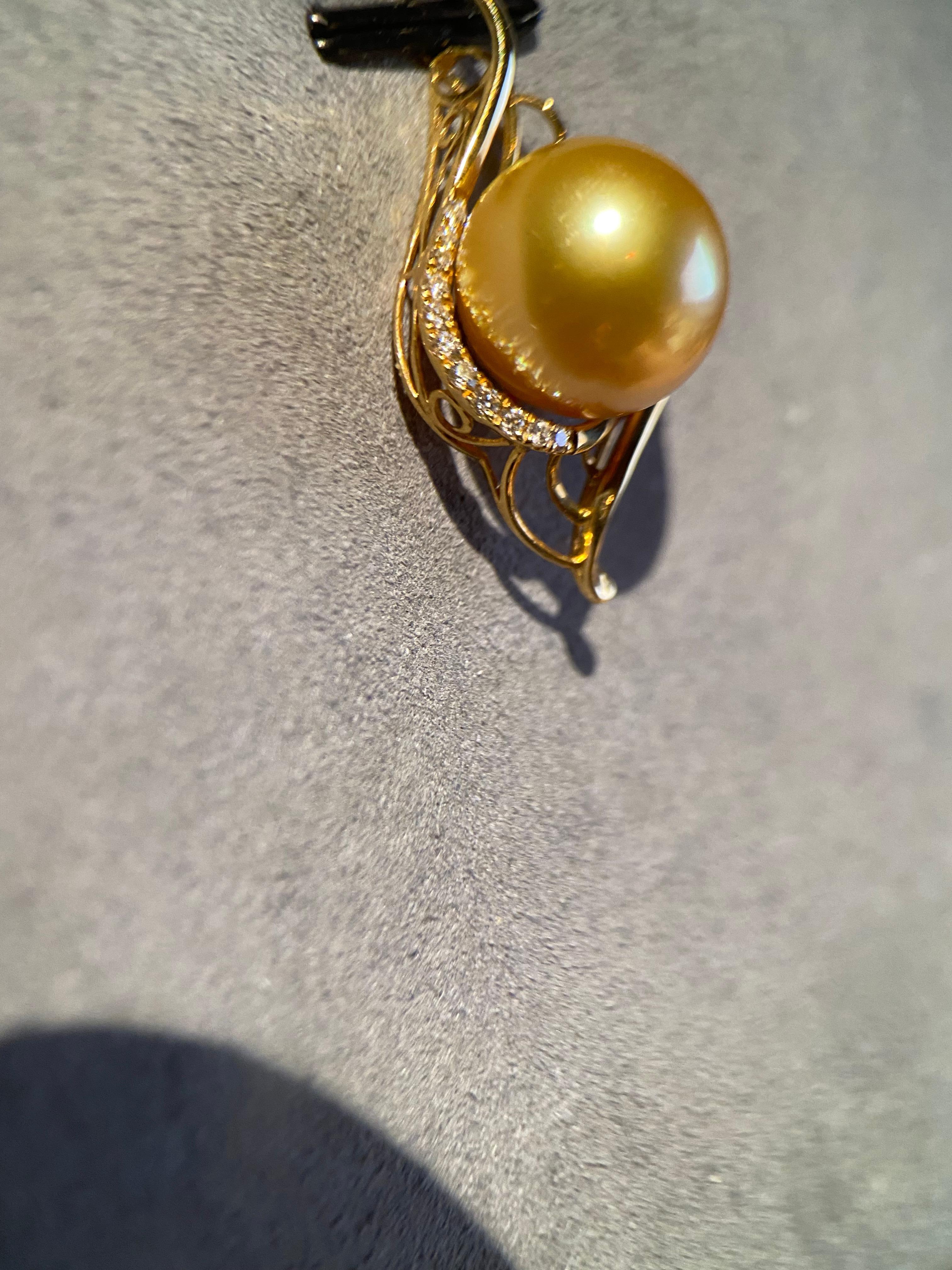 Contemporain Pendentif en or 18 carats avec perles des mers du Sud dorées et diamants en vente