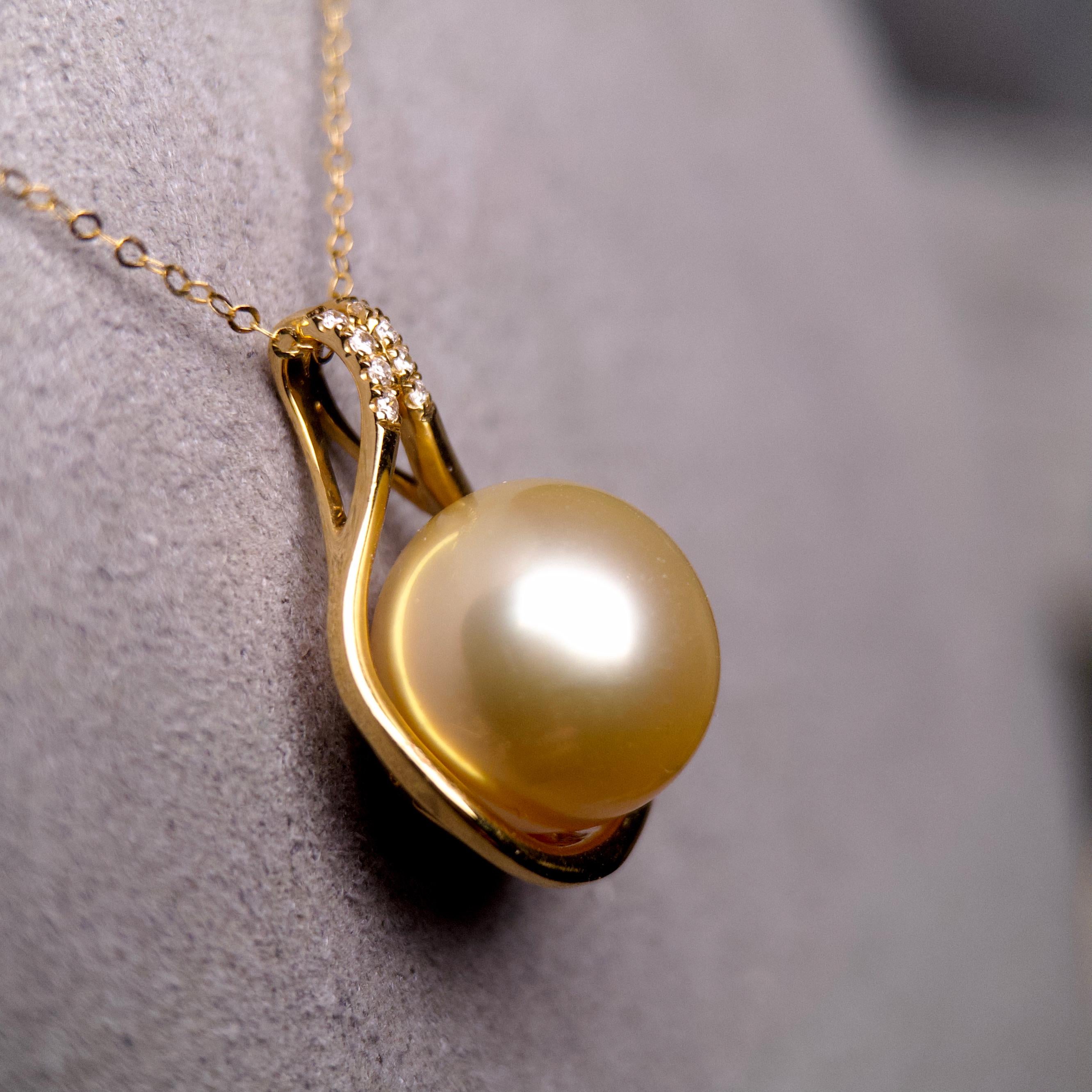 Taille brillant Pendentif en or jaune 18 carats avec perles des mers du Sud dorées et diamants en vente