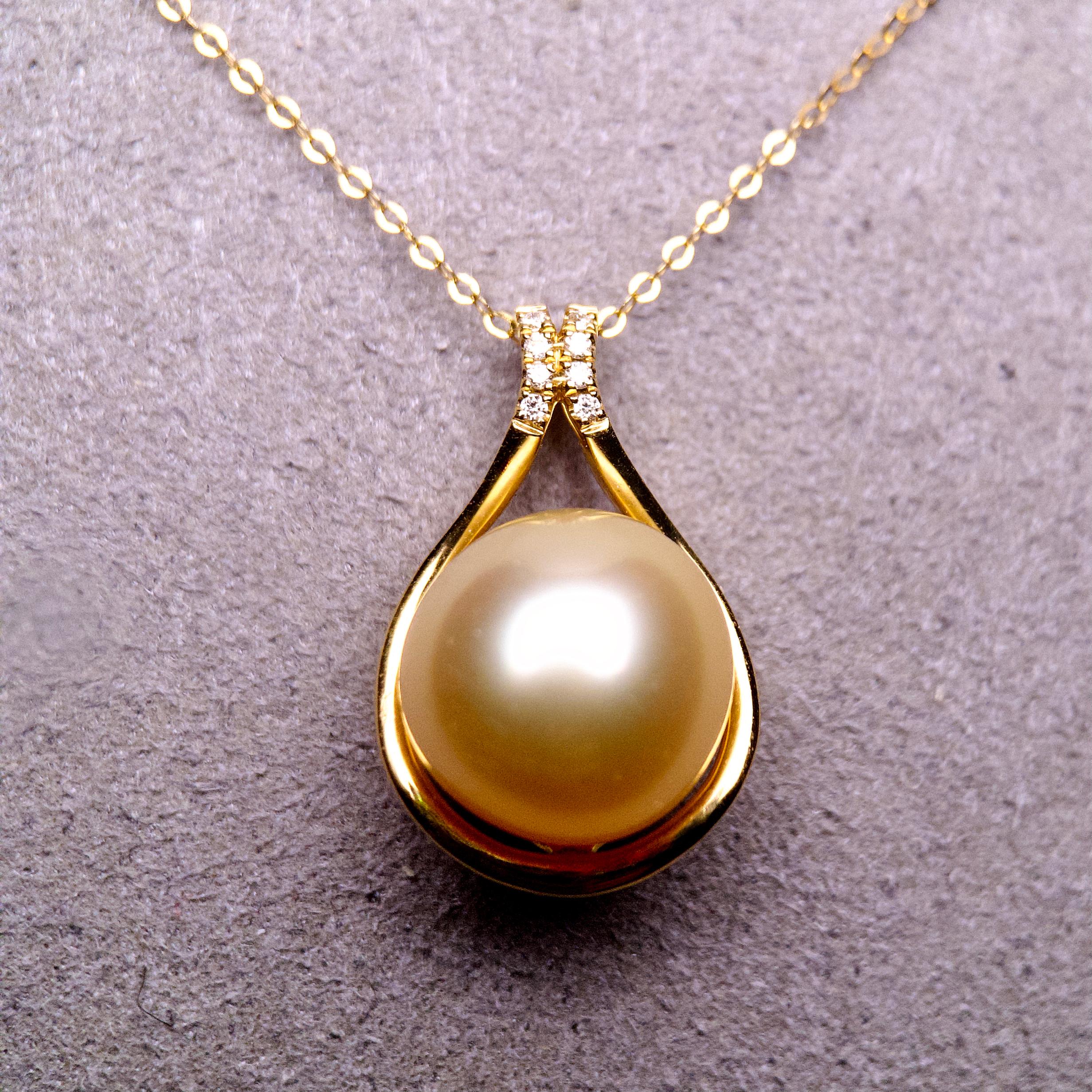 Golden South Sea Pearl and Diamond Pendant in 18K Yellow Gold In New Condition For Sale In Melbourne, AU