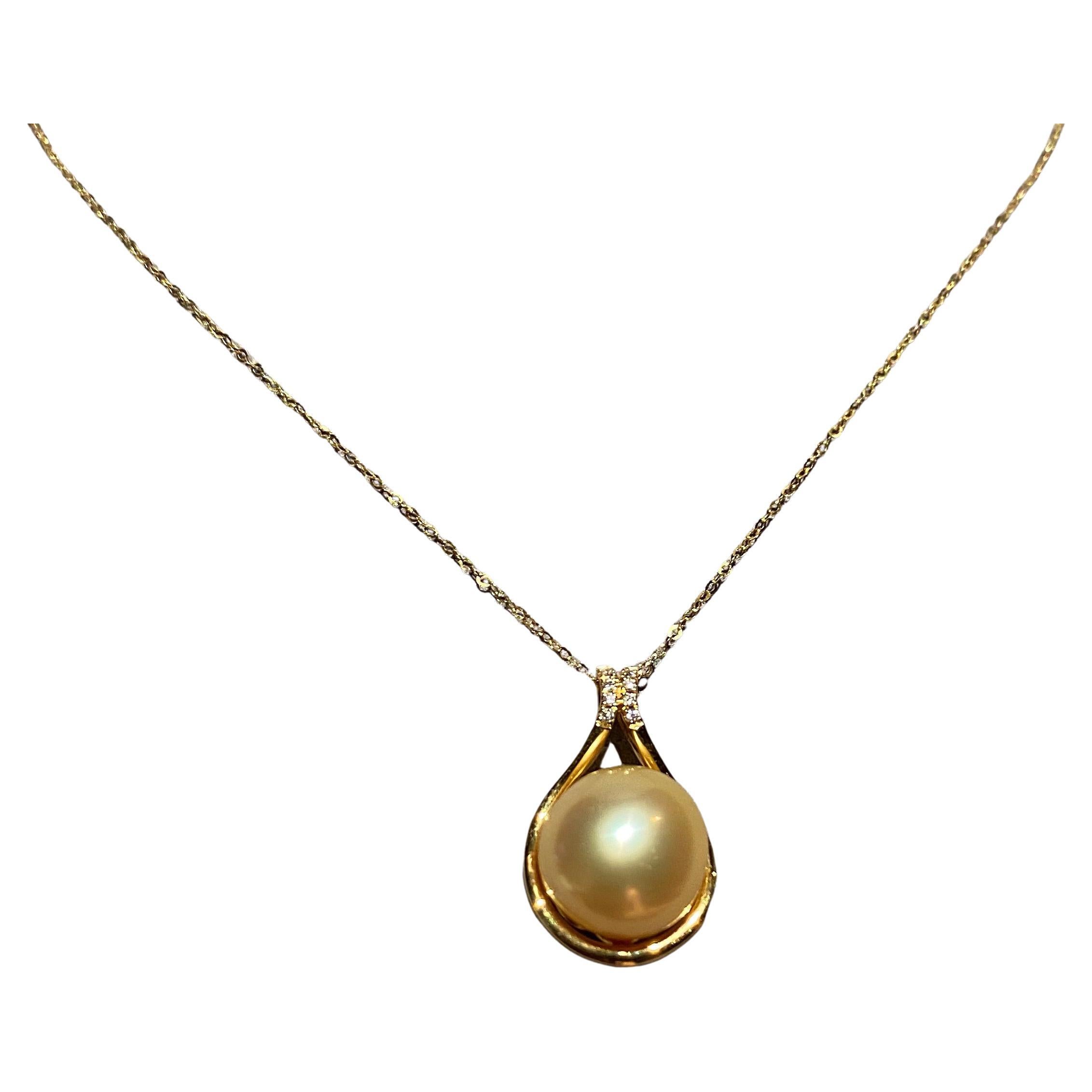 Pendentif en or jaune 18 carats avec perles des mers du Sud dorées et diamants en vente