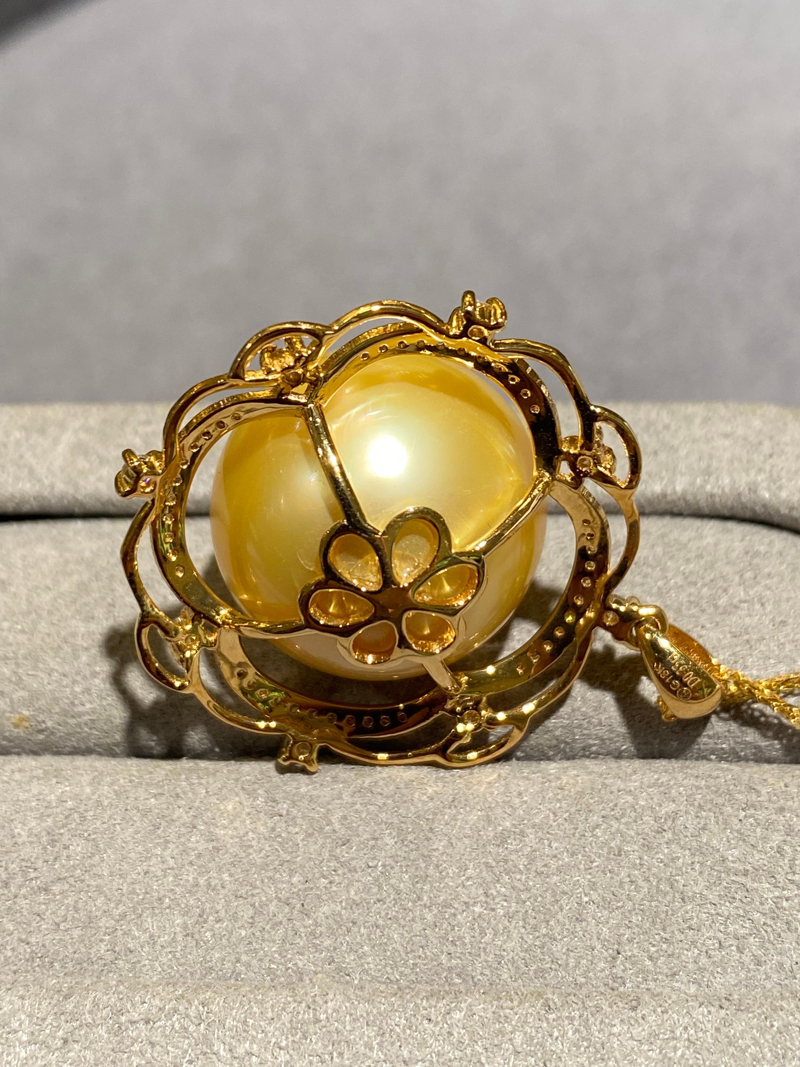 Contemporain Pendentif en or jaune 18 carats avec perles des mers du Sud dorées et diamants en vente