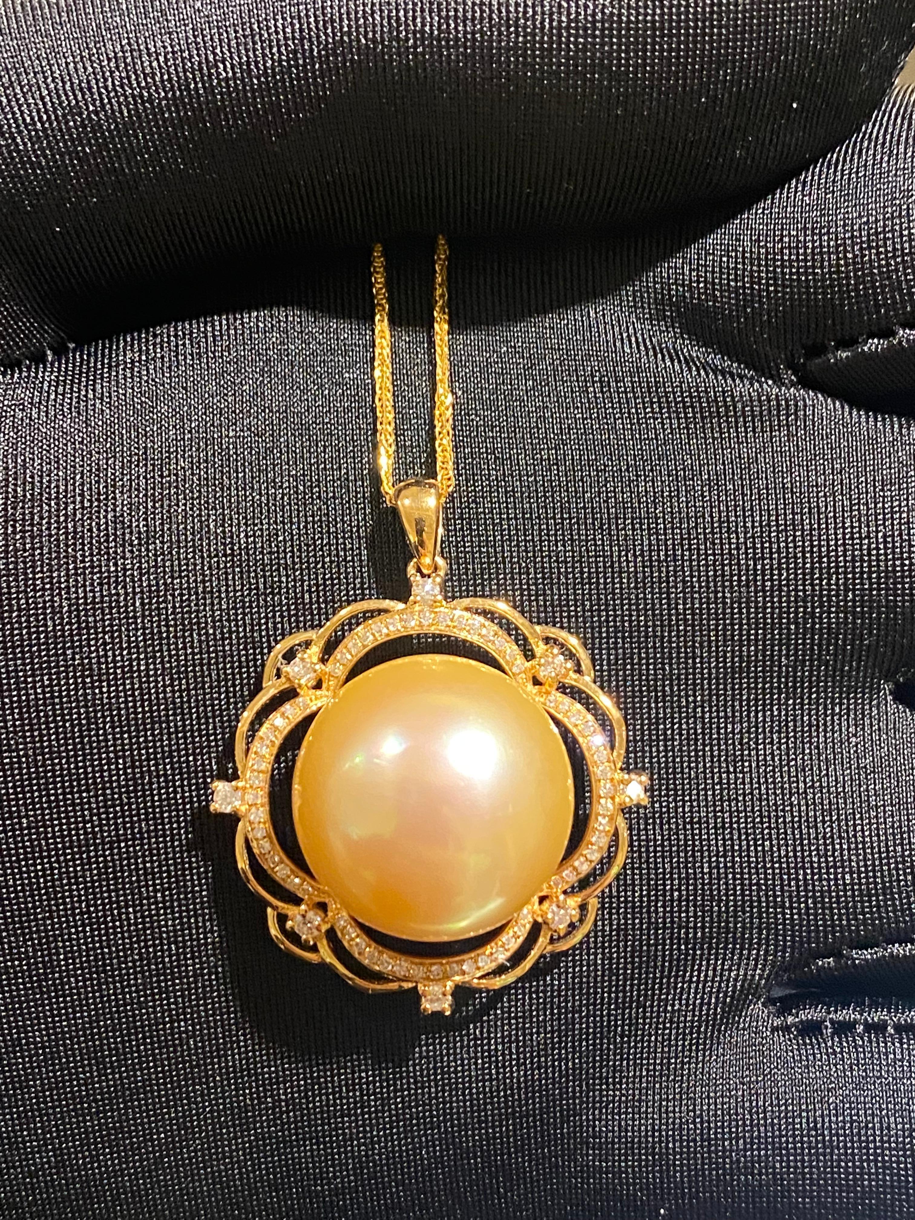 Golden South Sea Pearl and Diamond Pendant in 18K Yellow Gold In New Condition For Sale In Melbourne, AU