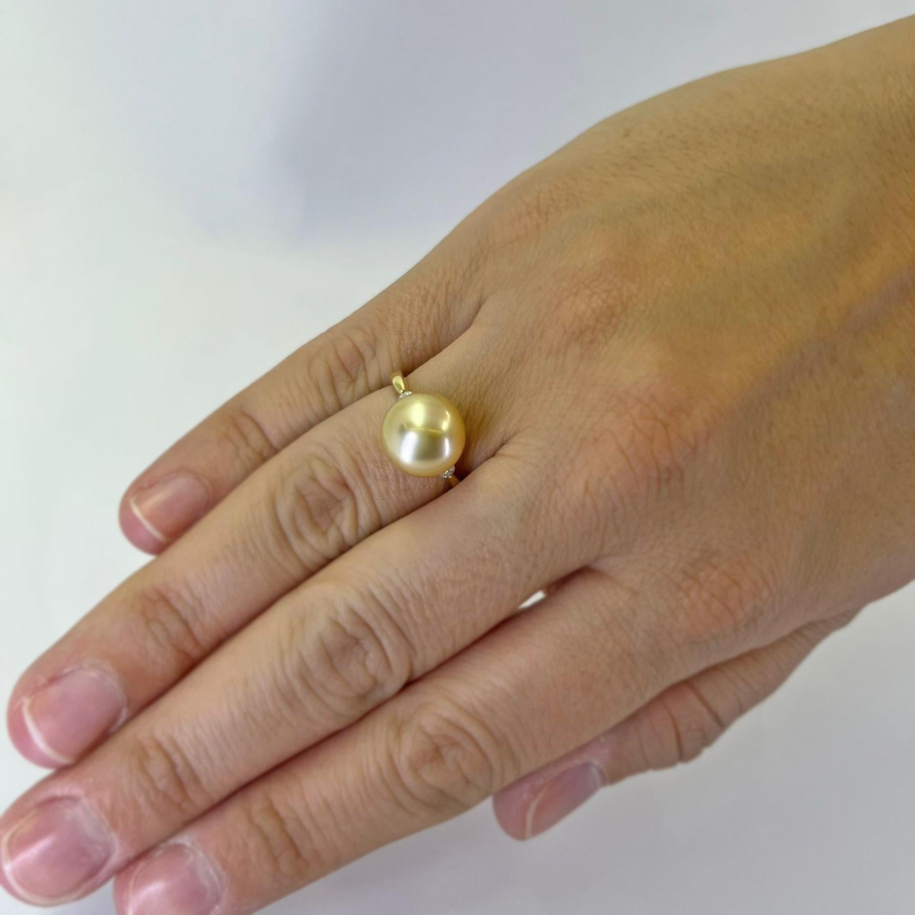 Bague en or jaune 18 carats ornée d'une perle de culture des mers du Sud de 10,5 mm accentuée par 2 diamants ronds de taille brillant de pureté SI2 et de couleur H totalisant 0,10 carats. Doigt taille 6. Comprend un service de dimensionnement sur