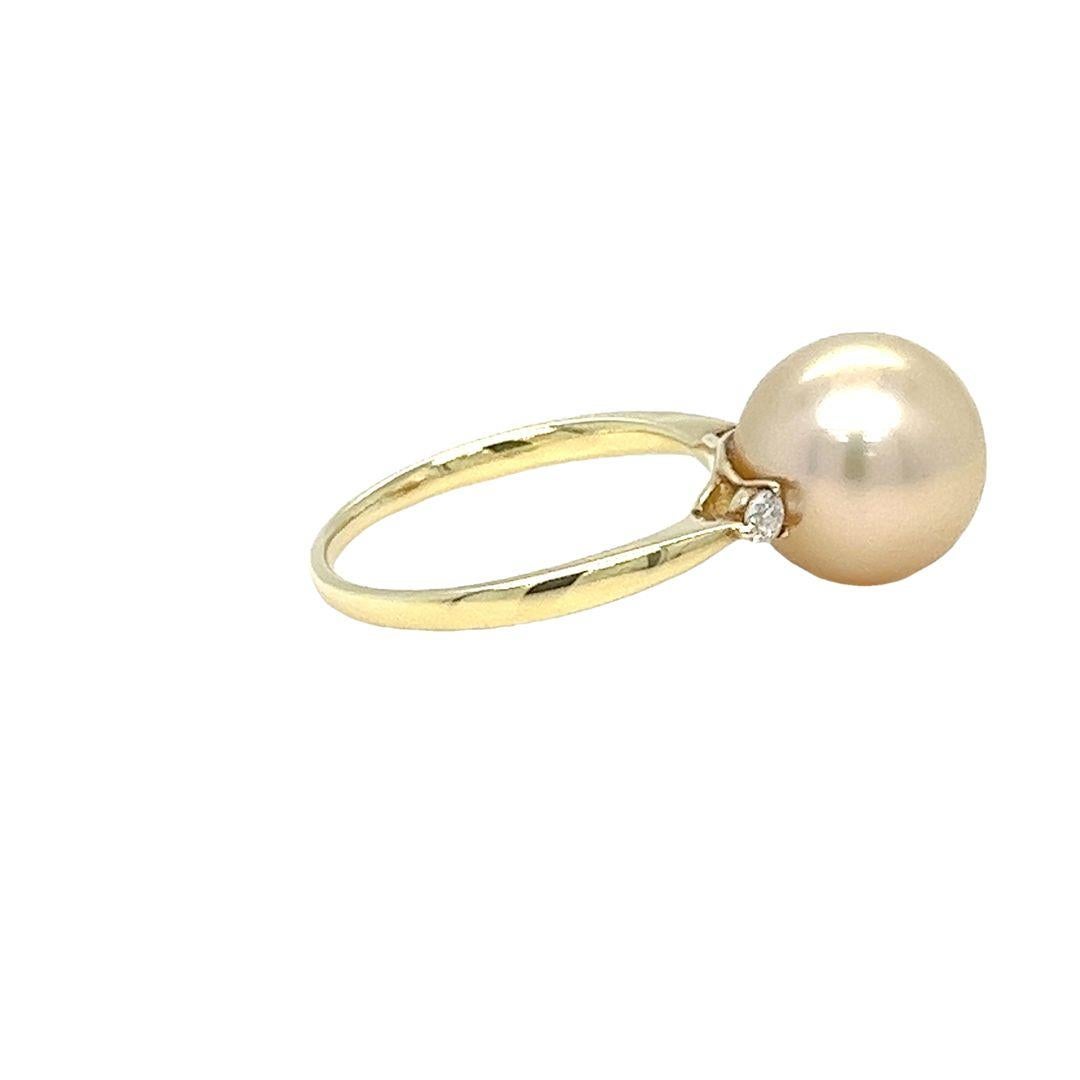 Taille ronde Bague en or jaune avec perles des mers du Sud dorées et diamants en vente