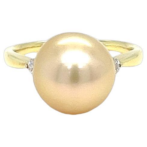 Bague en or jaune avec perles des mers du Sud dorées et diamants en vente
