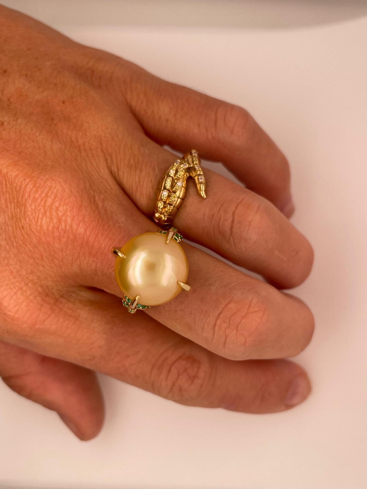 For Sale:  Golden South Sea Pearl and Emerald ring in 18ct yellow gold 14