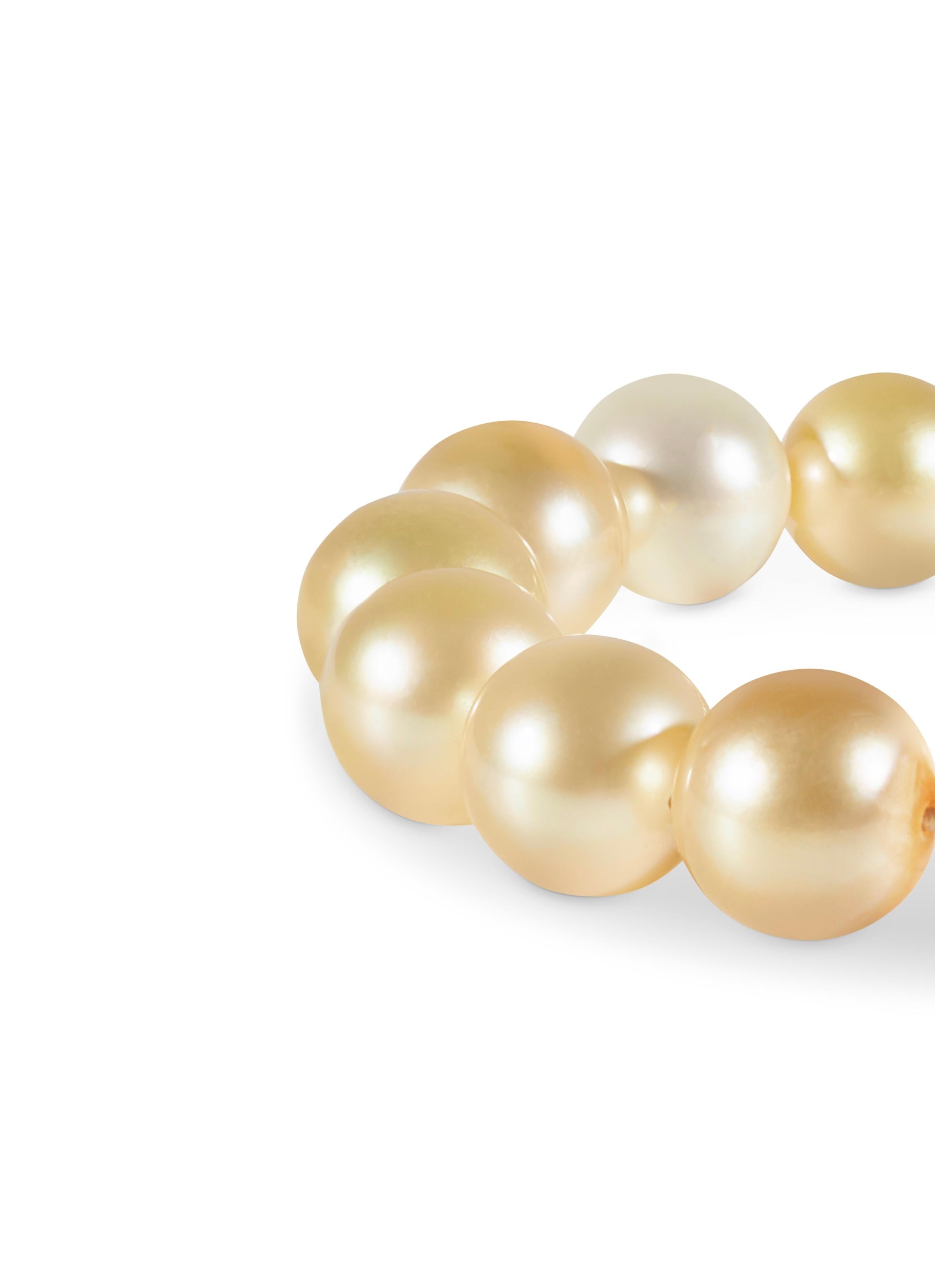 Die Schmuckstücke von THEVAULT15 zeichnen sich durch die klassische Schönheit von Perlen und Diamanten aus und sind das perfekte Accessoire für jeden Anlass. Das Ray-Armband besteht aus kostbaren AAA Goldenen Südseeperlen mit 18k YG Diamantperlen,