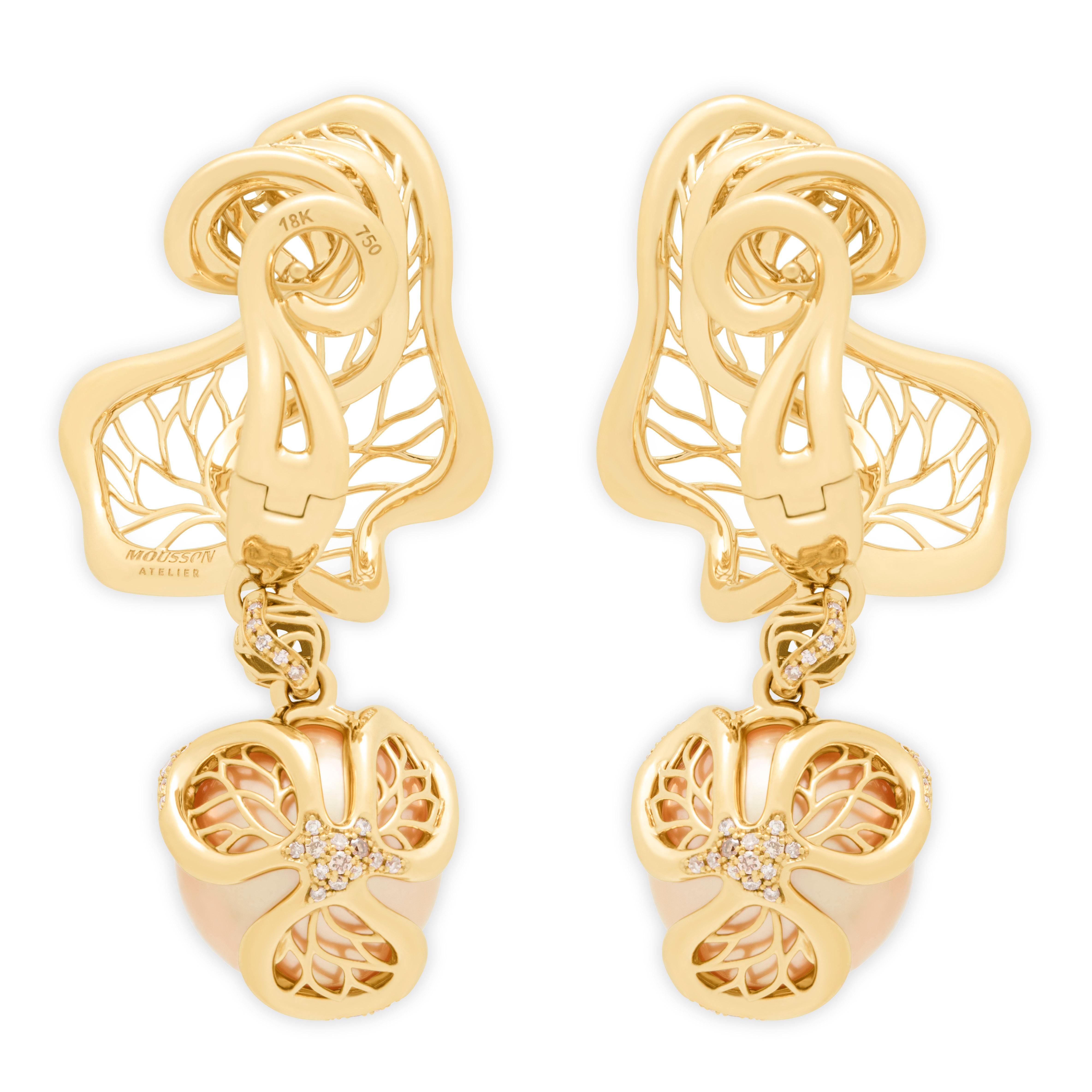 Goldene Südseeperle Brauner Diamant 18 Karat Gelbgold Winterkirsche Ohrringe
Beeindruckend große goldene Südseebirnen und champagnerfarbene Diamanten ergänzen sich in diesen Chandelier-Ohrringen. Wenn Sie eine Perlenliebhaberin sind, werden Sie