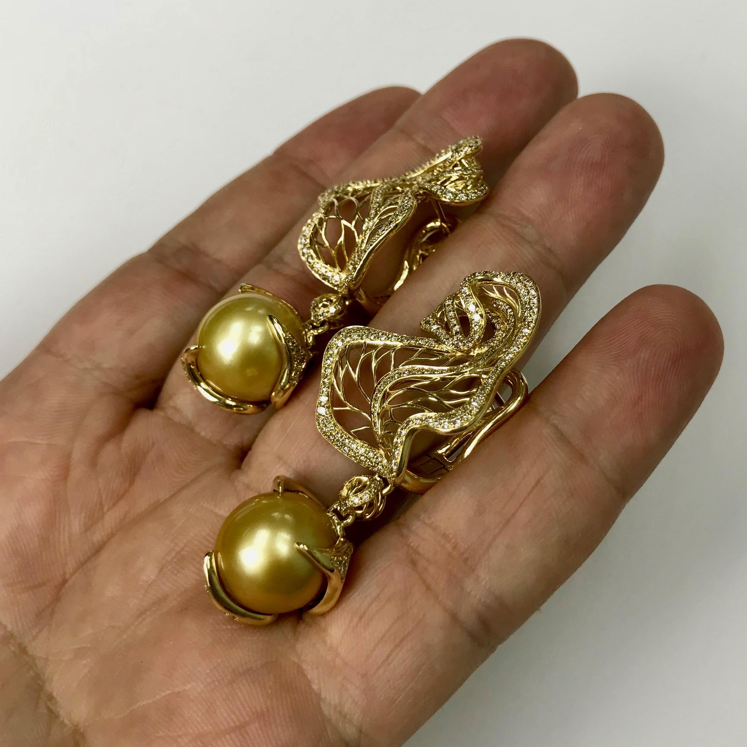 Goldene Südseeperle Brauner Diamant 18 Karat Gelbgold Winterkirsche Ohrringe (Rundschliff) im Angebot