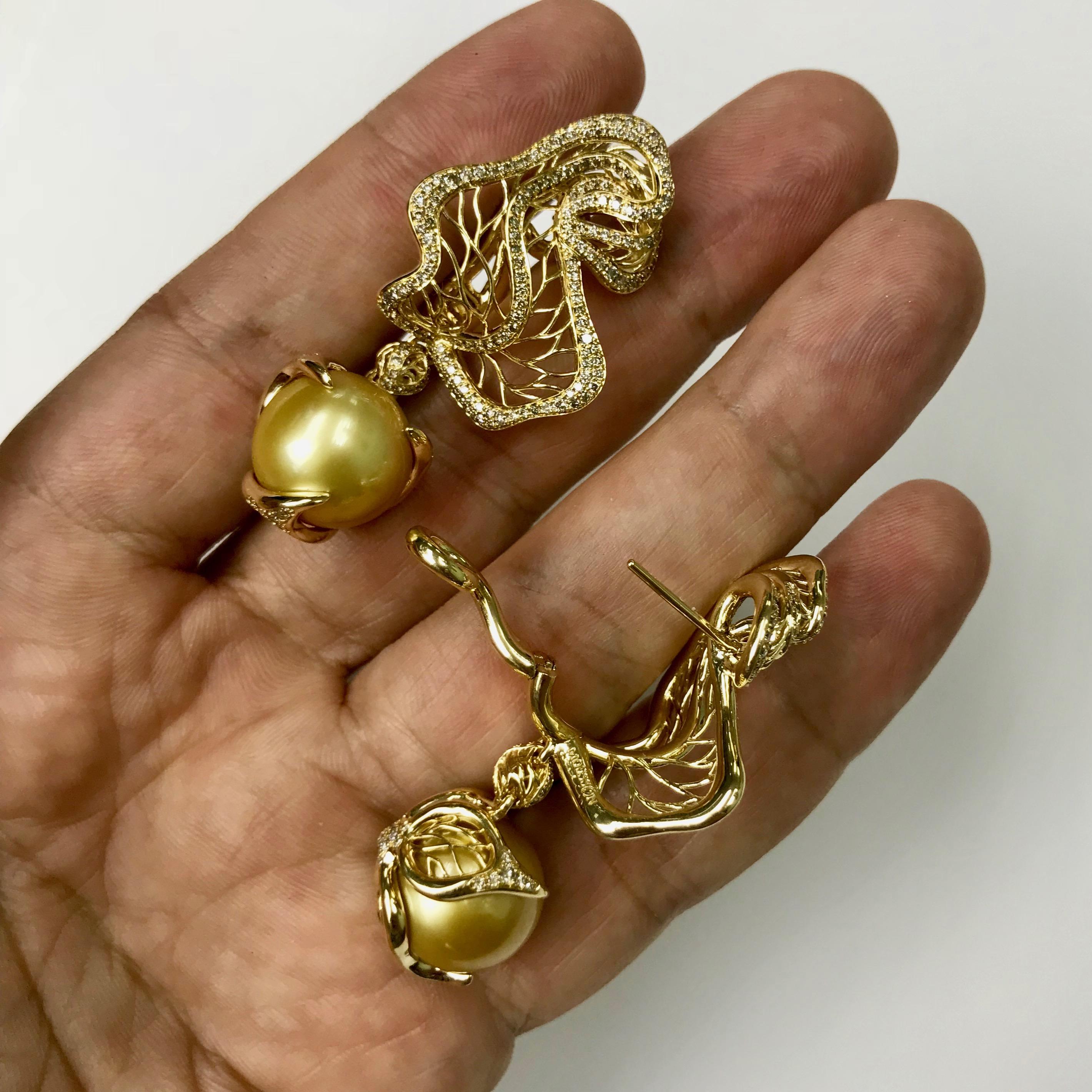 Goldene Südseeperle Brauner Diamant 18 Karat Gelbgold Winterkirsche Ohrringe Damen im Angebot