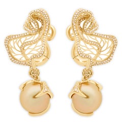 Boucles d'oreilles cerisier d'hiver en or jaune 18 carats avec perles dorées des mers du Sud et diamants bruns