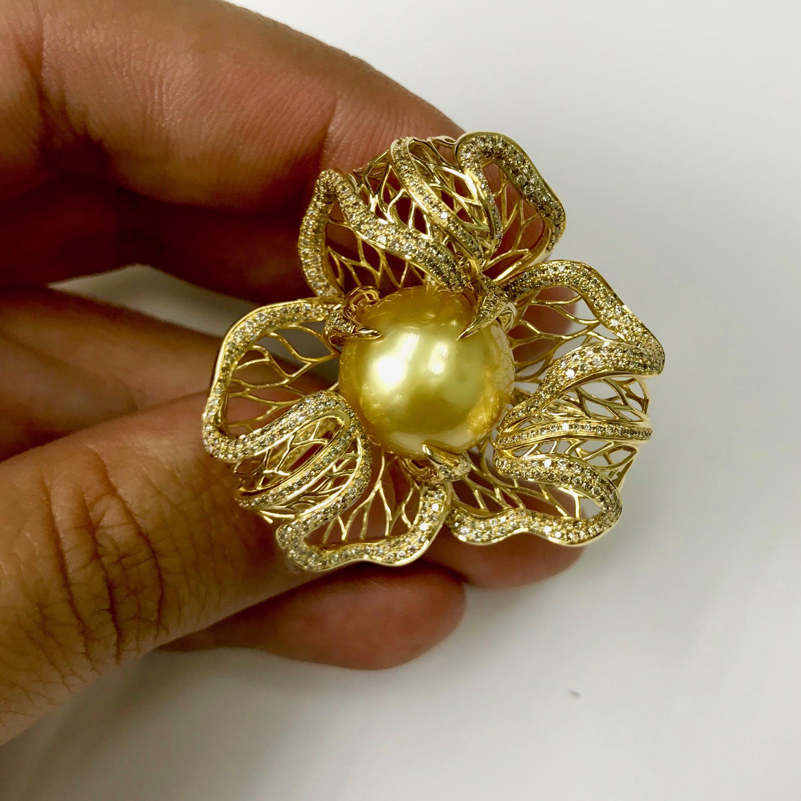 Round Cut Golden South Sea Pearl Brown Diamond 18 Karat Yellow Gold Winter Cherry Suite For Sale