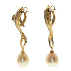 Boucles d'oreilles en forme de poisson en perles dorées des mers du Sud et diamants bruns