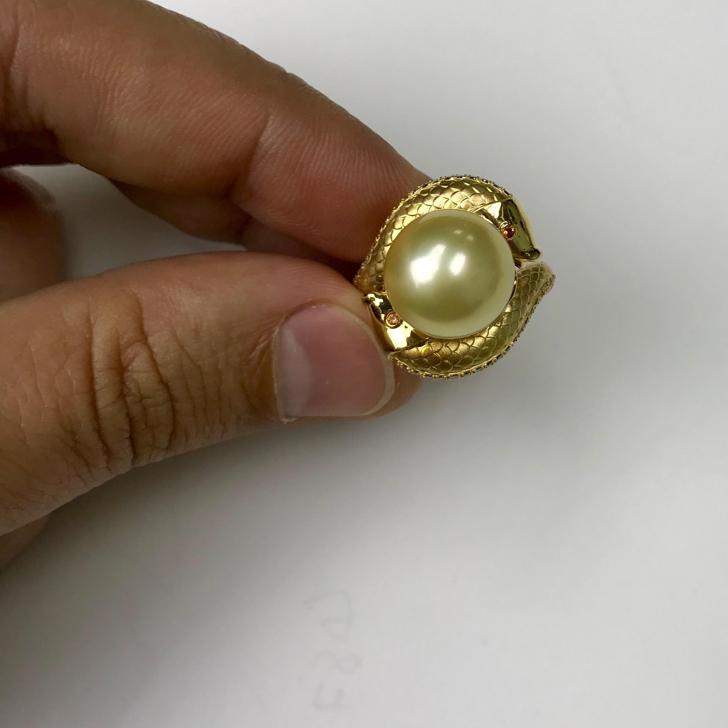 Goldener Südseeperlen-Ring mit braunen Diamanten und zwei Fischen (Rundschliff) im Angebot