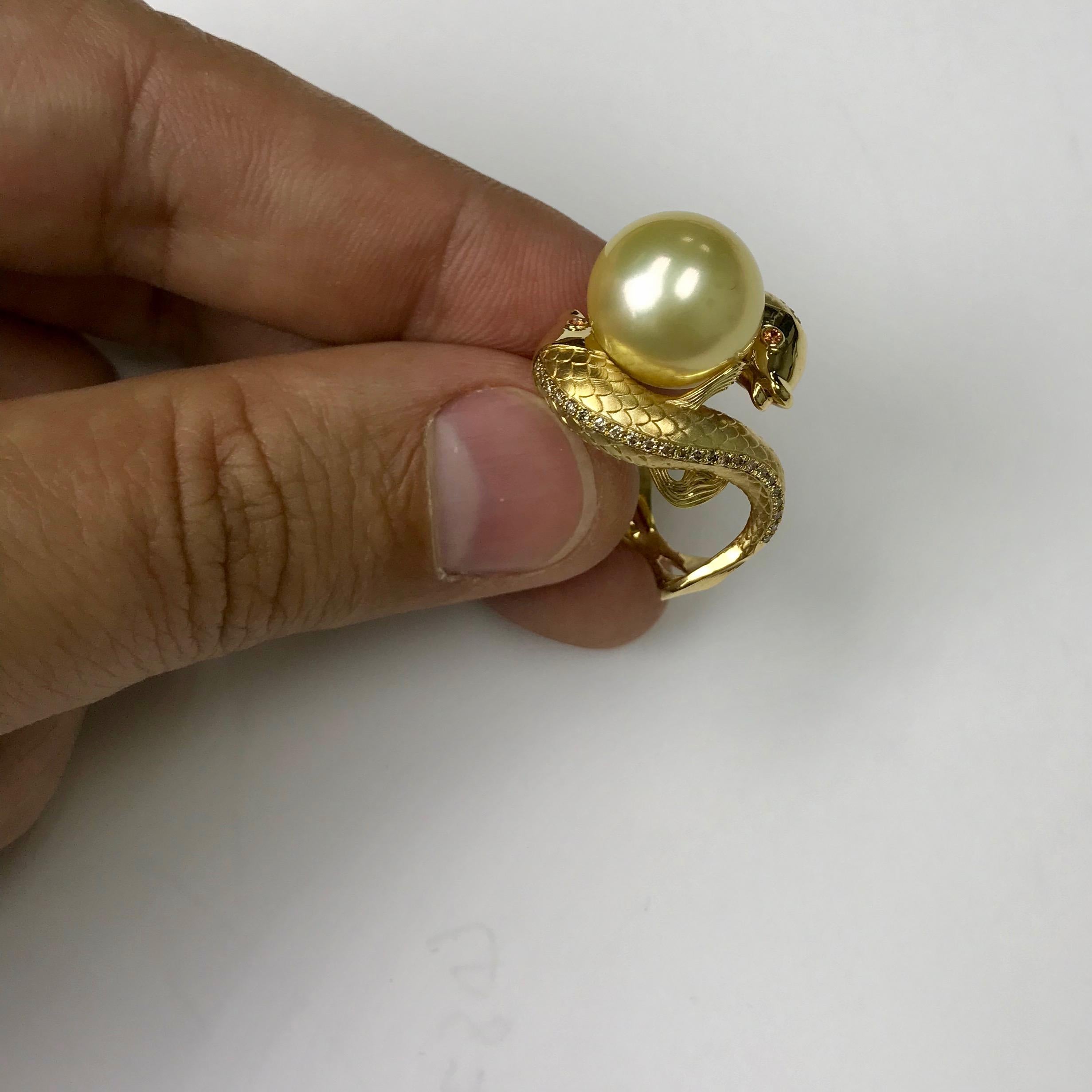 Goldener Südseeperlen-Ring mit braunen Diamanten und zwei Fischen im Zustand „Neu“ im Angebot in Bangkok, TH