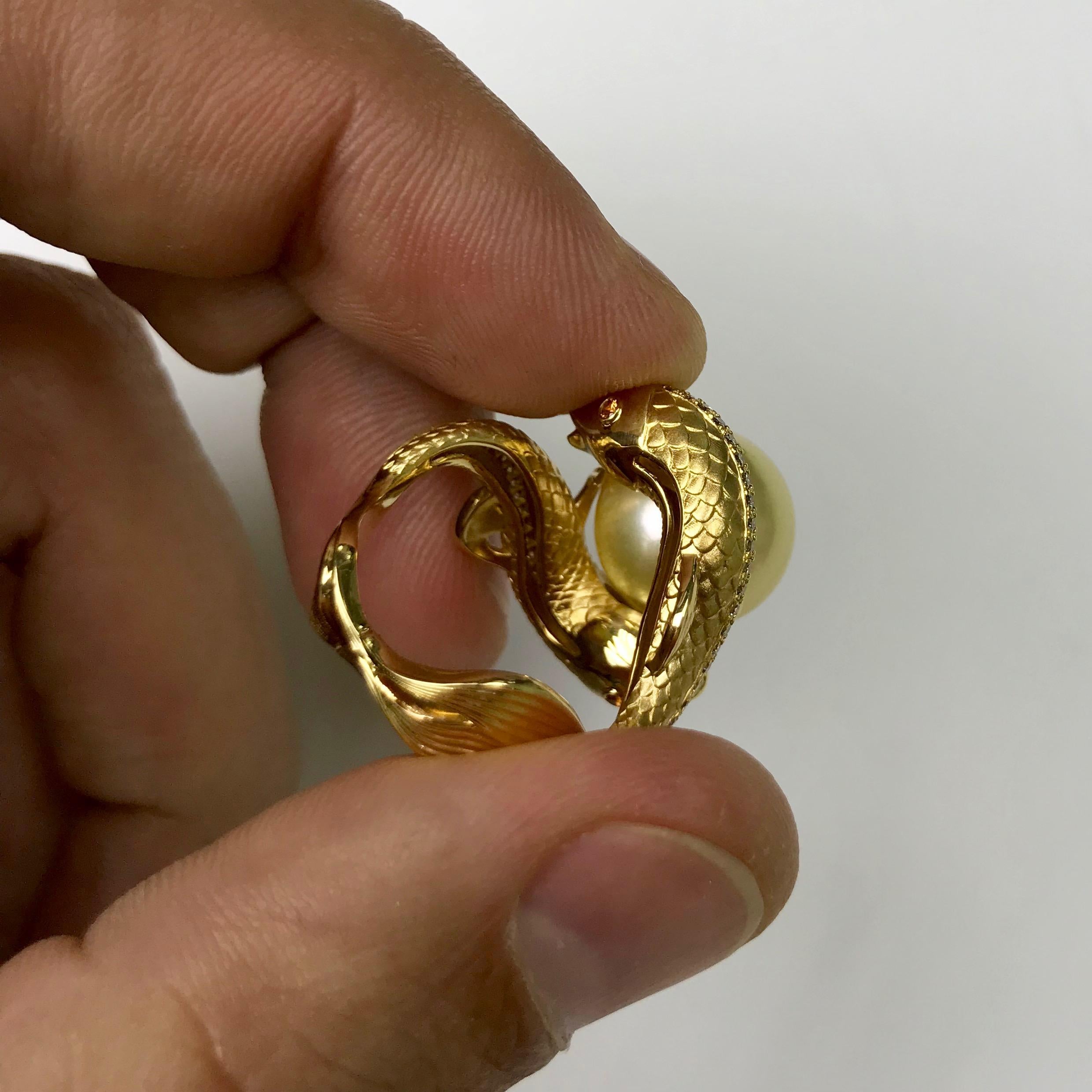 Goldener Südseeperlen-Ring mit braunen Diamanten und zwei Fischen im Angebot 1
