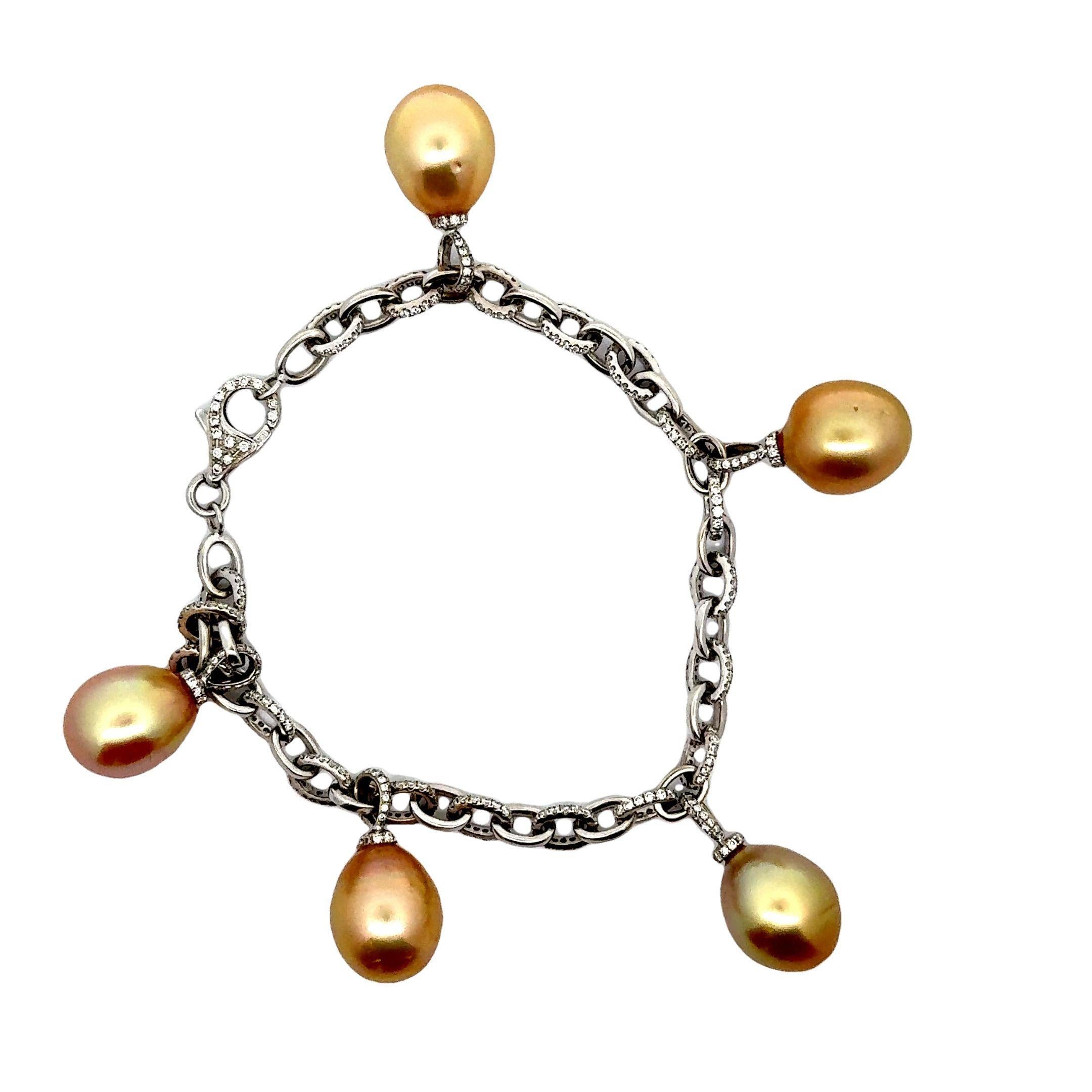 Bracciale charme contemporaneo con perle dorate dei Mari del Sud. Le perle misurano circa 11,5 mm, hanno una lucentezza eccellente e brillano alla luce. Il design è impreziosito da diamanti bianchi rotondi con taglio a brillante, per un peso di 3,02