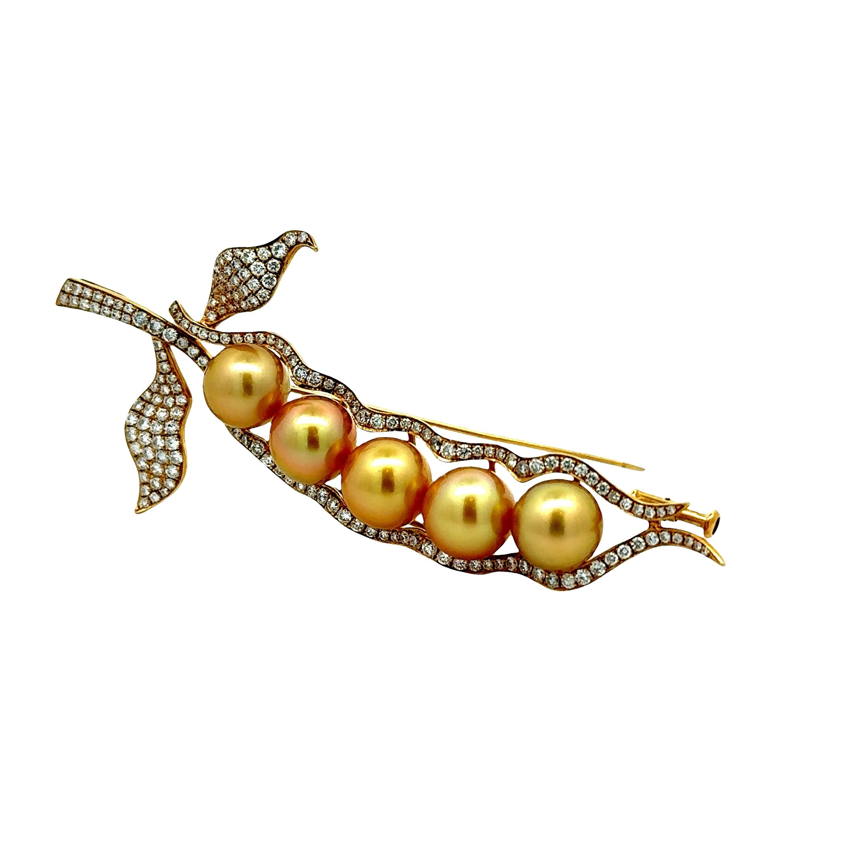 Une broche remarquable avec cinq perles AAA des mers du Sud. Ils ont tous une couleur dorée intense et mesurent plus de 10 mm chacun. Les perles, d'une riche teinte dorée, sont le point de mire. Les perles sont entourées de 2,60 carats de diamants