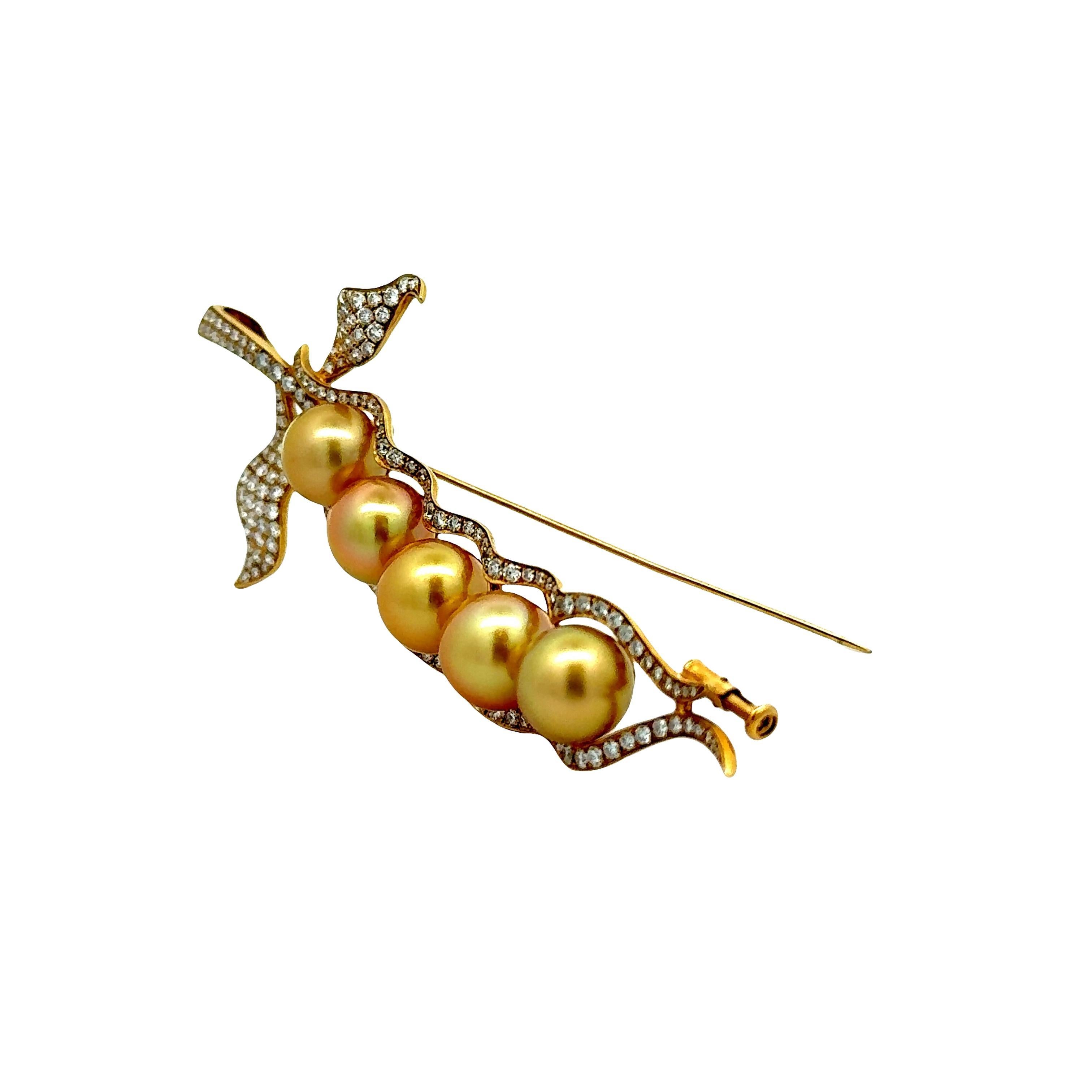 Taille pampille Broche-pendentif en or jaune 18K avec diamant et perle des mers du Sud dorée en vente