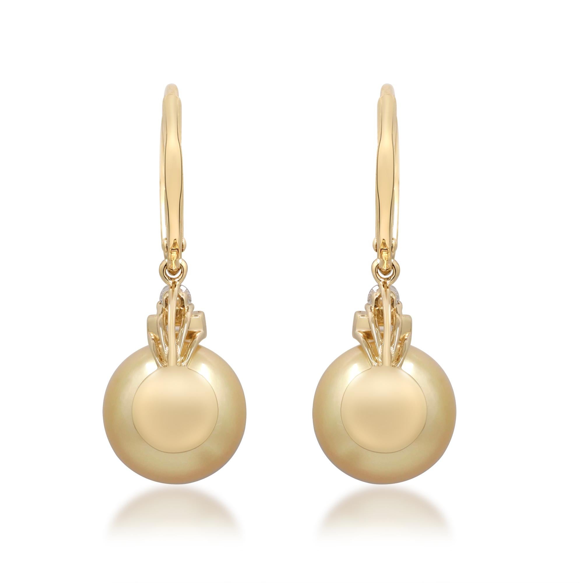 Elegantes y luminosos, estos pendientes de alta gama están fabricados en oro amarillo puro de 14 quilates y presentan dos exquisitas perlas de los Mares del Sur con un peso total de 13 quilates. Cada perla está elegantemente adornada con un diamante