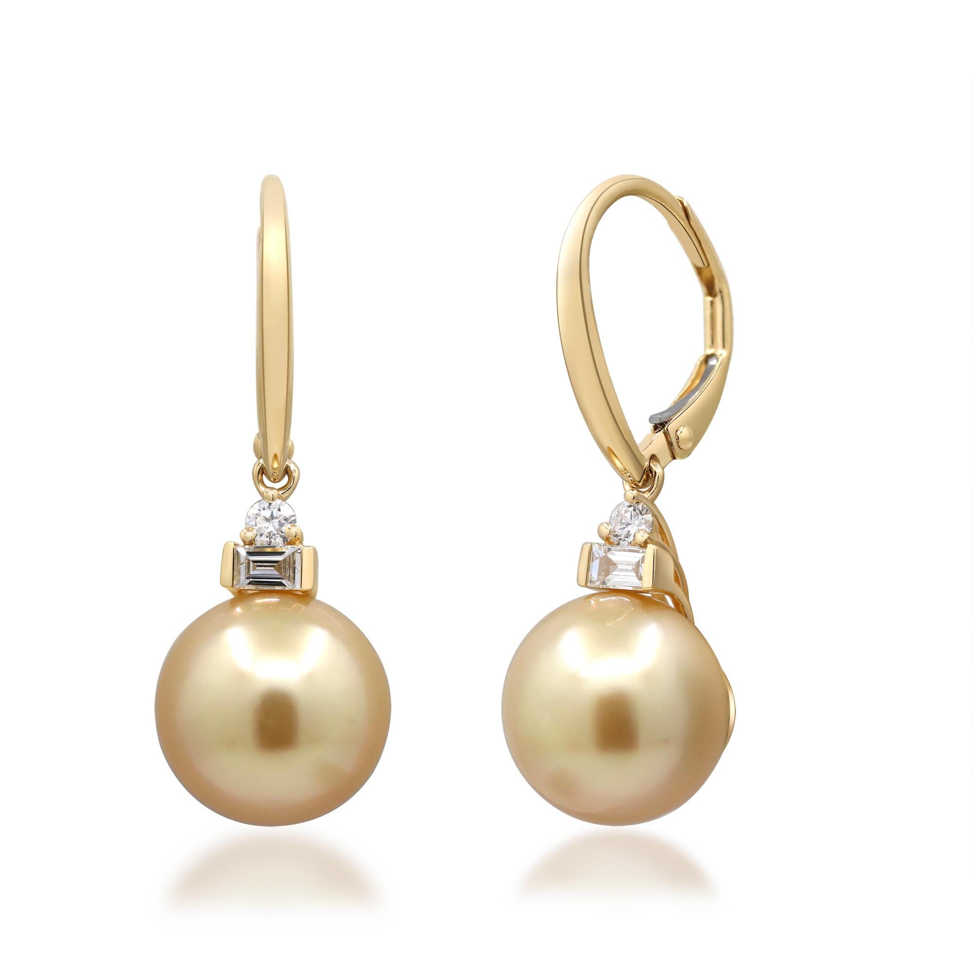 Pendientes de oro amarillo de 14 quilates con perla dorada del Mar del Sur y detalles de diamantes Corte redondo en venta