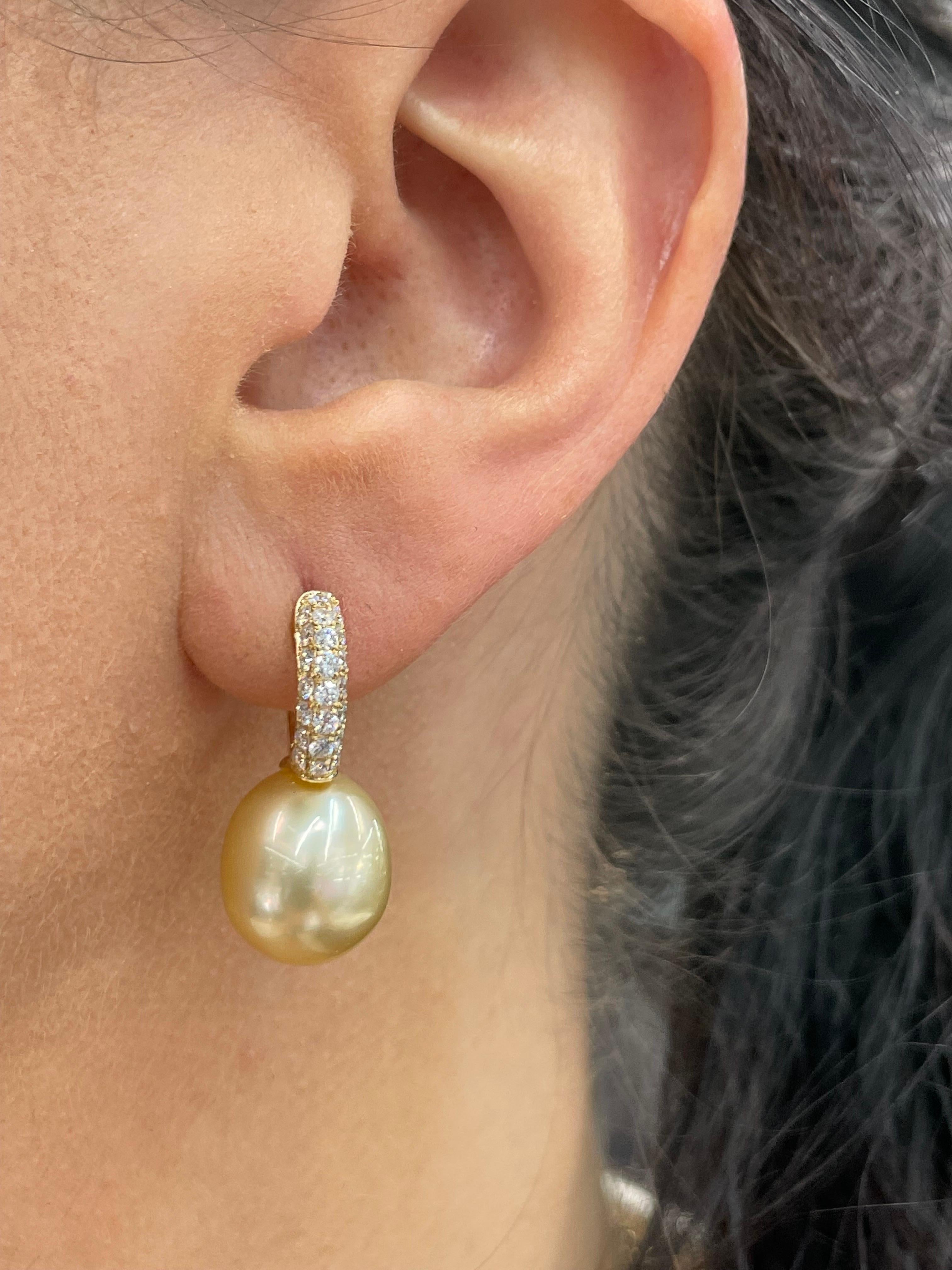 18 Karat Yellow drop earrings featuring 44 round brilliants weighing 0.78 Carats and two Golden South Sea Pearls measuring 12-13 MM.
Color G-H
Clarity SI

Earrings available in different gold colors and pearls. 
DM for more information & pictures. 