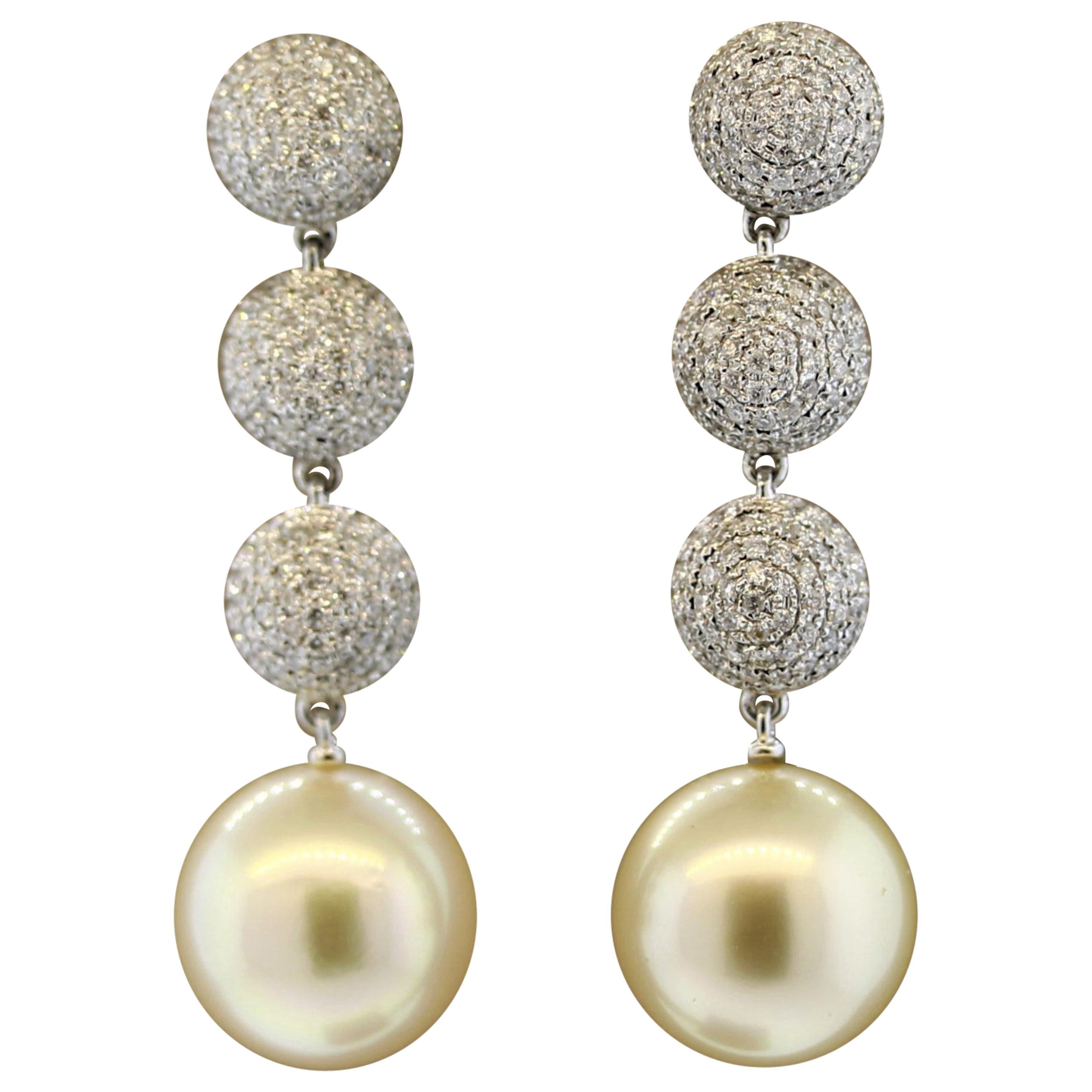 Boucles d'oreilles pendantes en perles dorées des mers du Sud et diamants