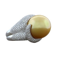 Bague cocktail en or ornée de perles des mers du Sud et de diamants