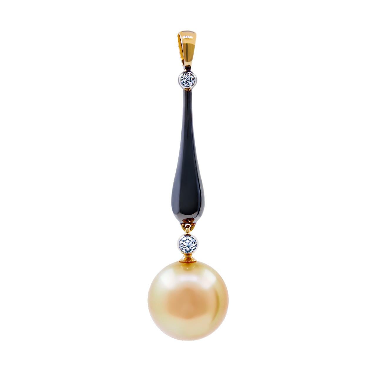- 2 Round Diamonds – 0.09 ct, G/VVS1-VVS2
- 12 mm Golden South Sea Pearl
- 18K Yellow Gold 
- Weight: 4.81 g
This pendant from the Pearl dreams collection features a lustrous Golden South Sea pearl of 12 mm diameter. The design is complete with two
