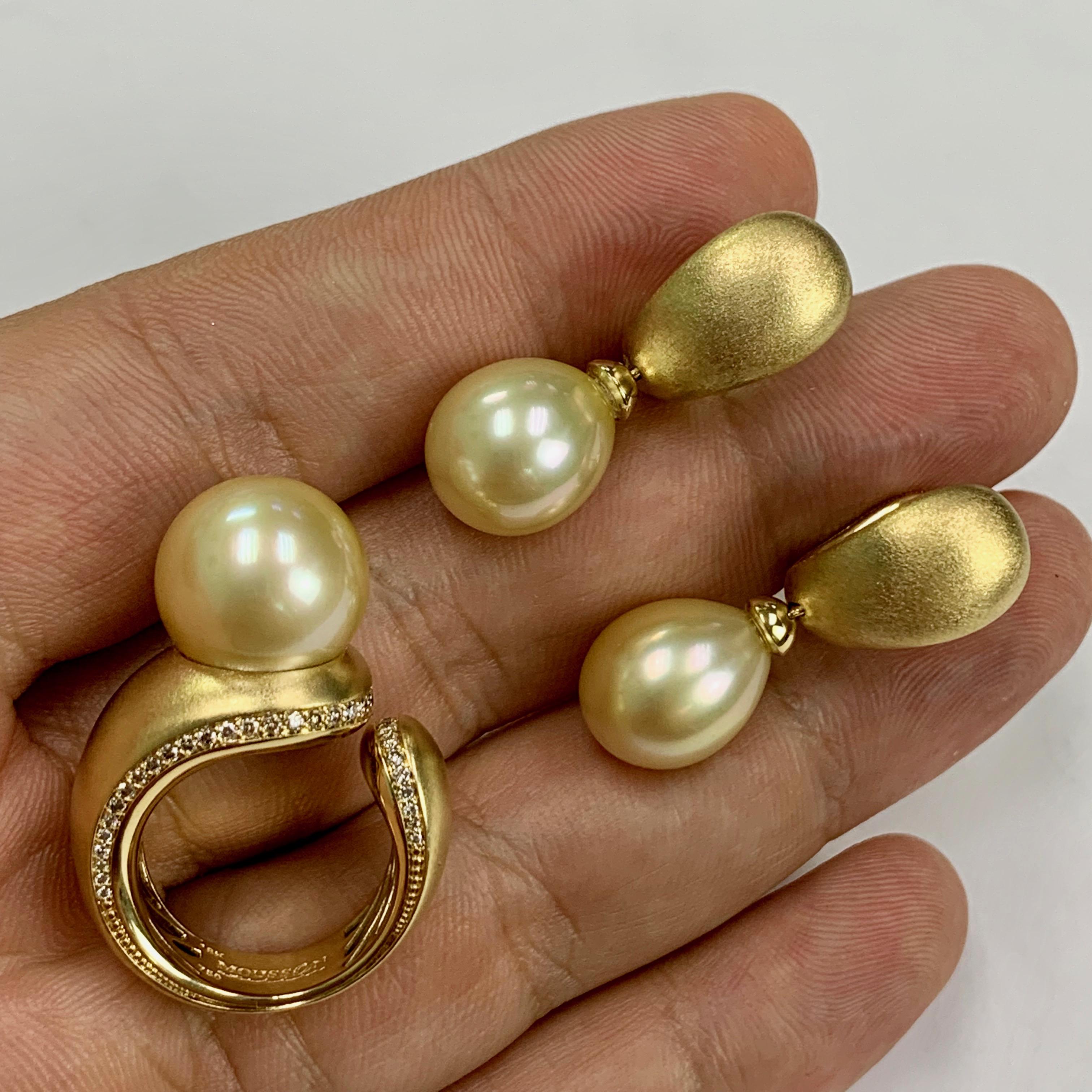 Goldene Südsee Perle Diamanten Kuppel Ring Ohrringe Suite
Sehr komfortables Set. Das glatte Design in Kombination mit der glatten Oberfläche einer Perle ergibt ein perfektes Ergebnis. Braune Diamanten wurden sorgfältig ausgewählt, um die Farbe der