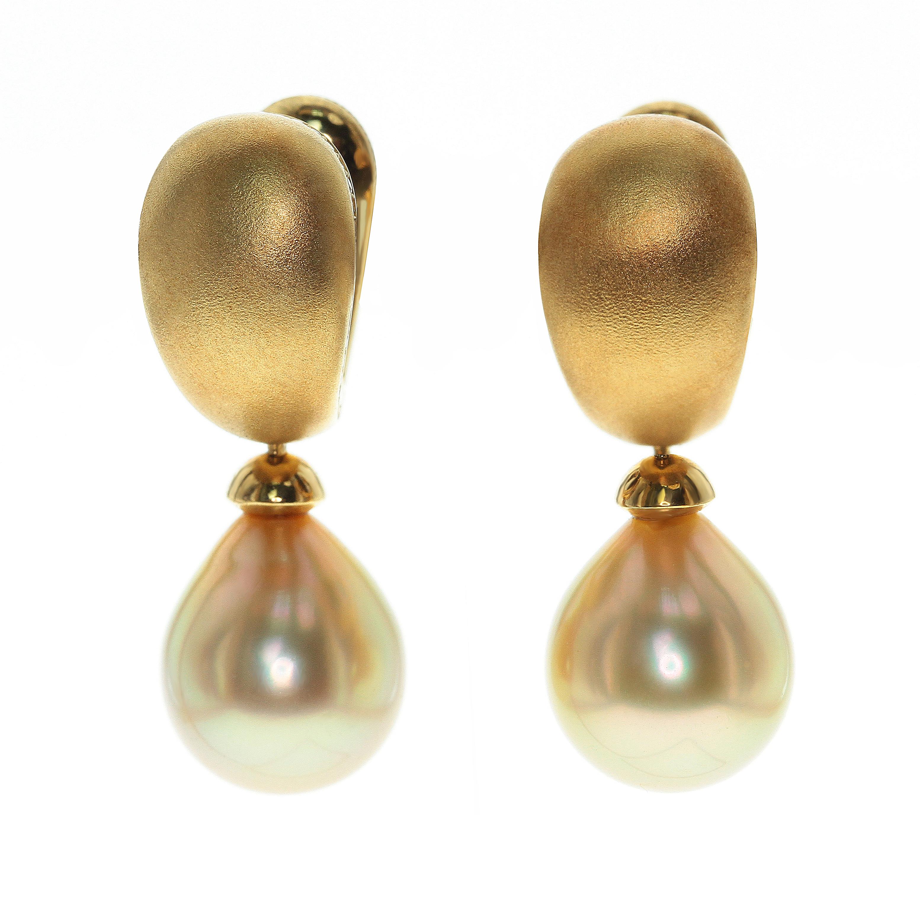 Goldene Südseeperlen-Diamanttropfen-Ohrringe

Sehr bequeme Ohrringe. Das glatte Design in Kombination mit der glatten Oberfläche einer Perle ergibt ein perfektes Ergebnis. Braune Diamanten wurden sorgfältig ausgewählt, um die Farbe der Perle zu