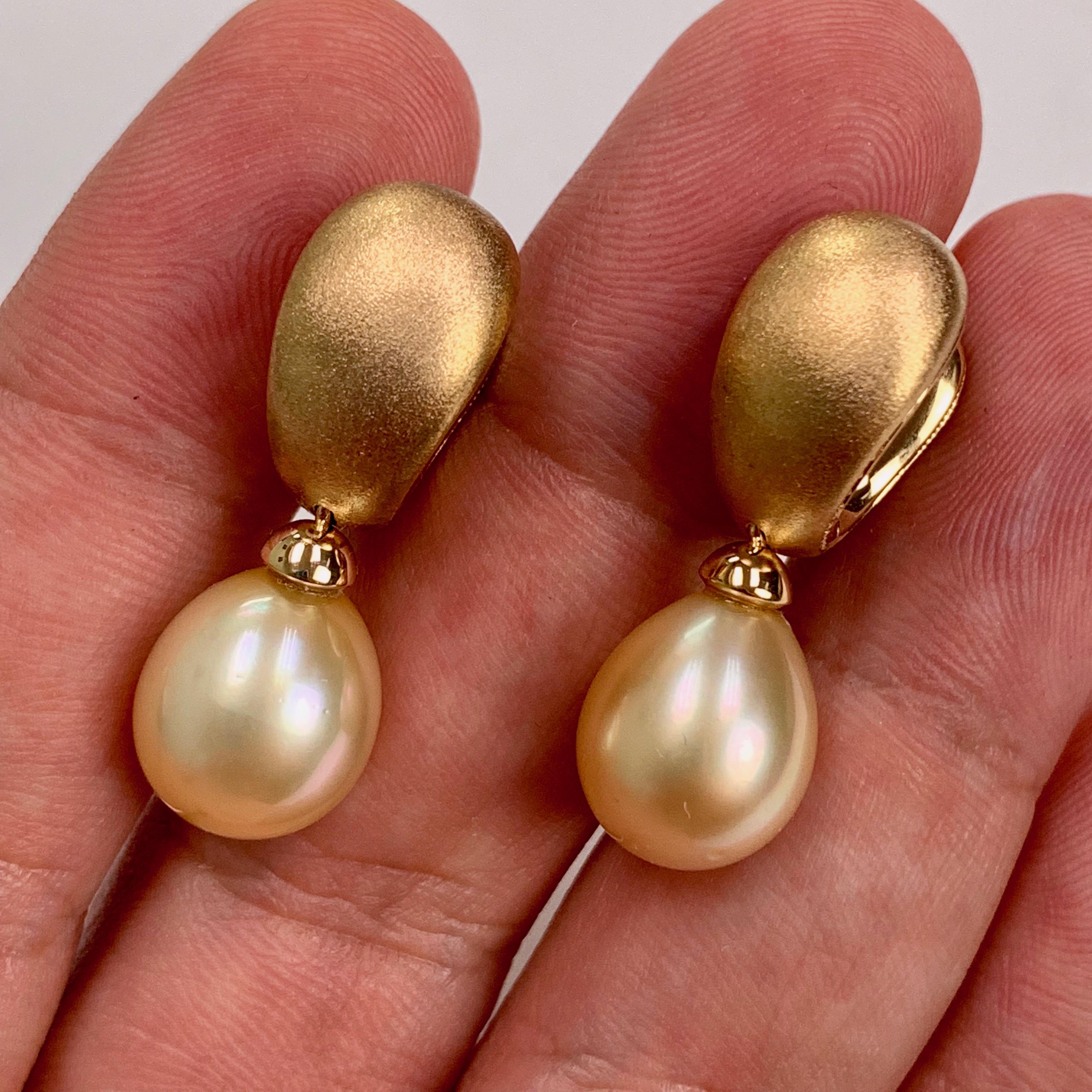 Golden South Sea Pearl Diamonds Drop Earrings im Zustand „Neu“ in Bangkok, TH