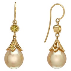 Boucles d'oreilles en or 18 carats avec perles dorées des mers du Sud et diamants traités jaunes