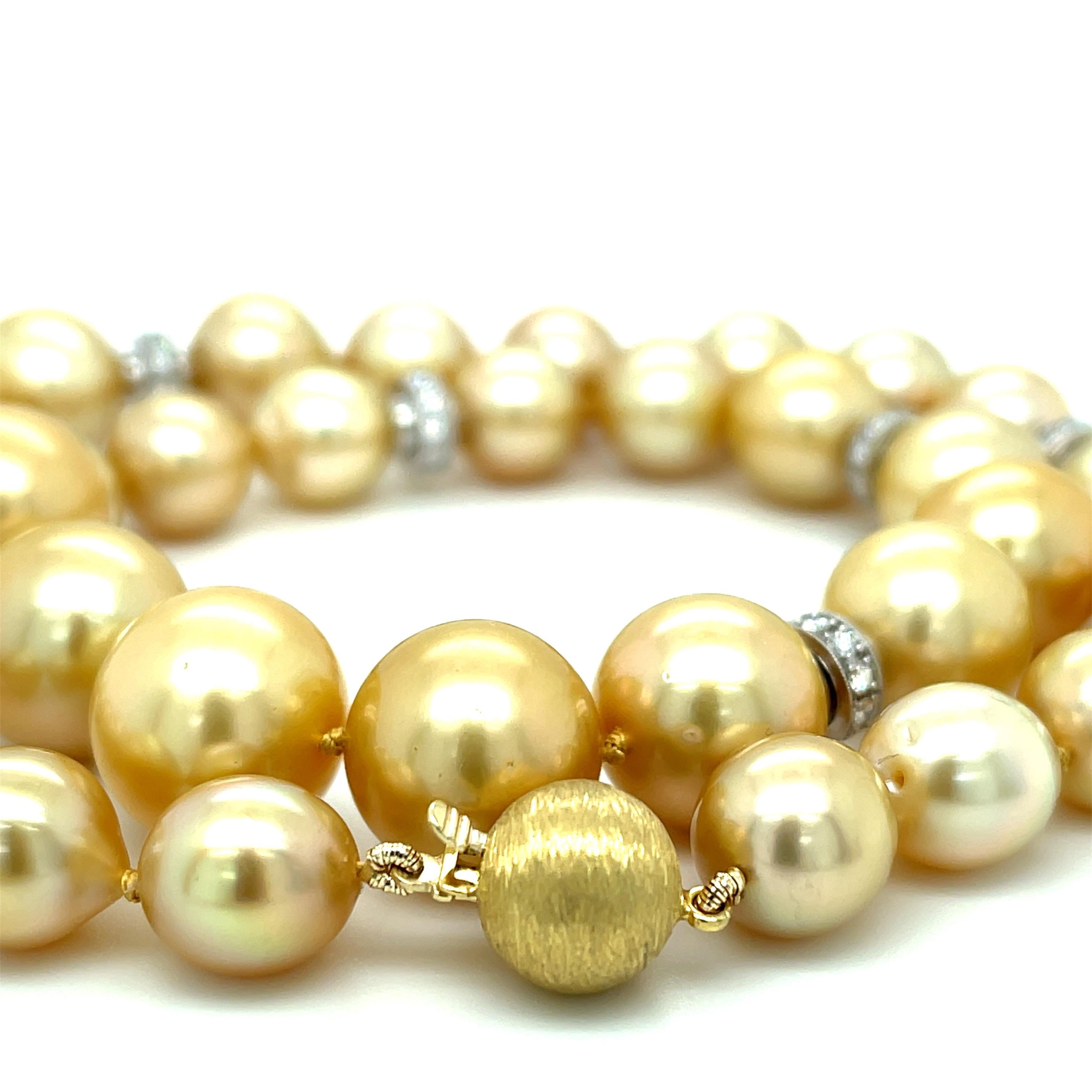 Ce magnifique collier de perles comprend trente-cinq perles dorées des mers du Sud, qui sont facilement reconnaissables et très prisées pour leur grande taille, leurs couleurs inhabituelles et leur magnifique lustre ! Il s'agit d'une collection