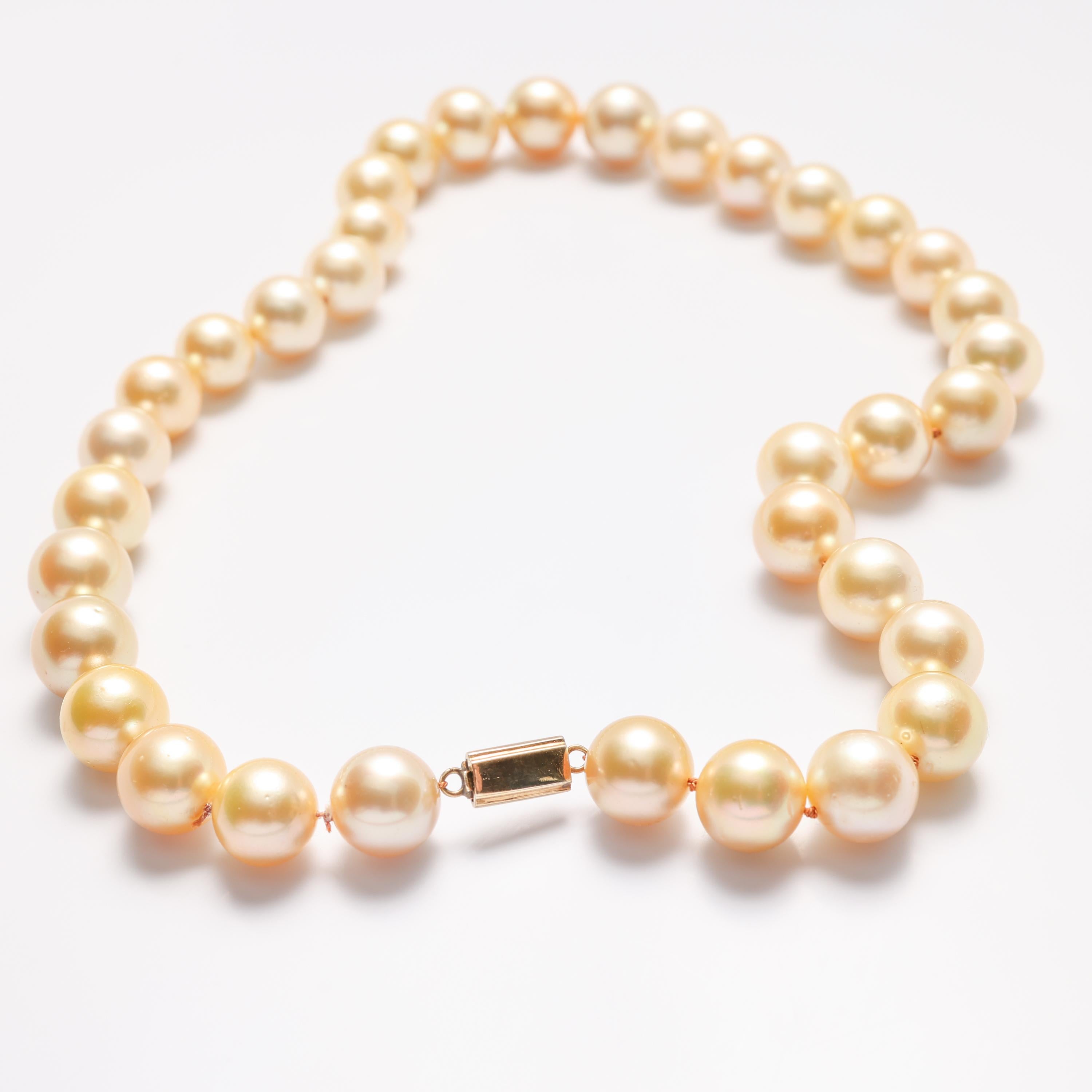 Fünfunddreißig leuchtende und goldene Südseeperlen bilden eine 18-Zoll-Halskette von höchster Schönheit und Luxus. Die schimmernden, prächtigen Perlen sind in ihrer Größe von enormen 11,30 mm bis 13,15 mm abgestuft. Sie sind rund und haben eine