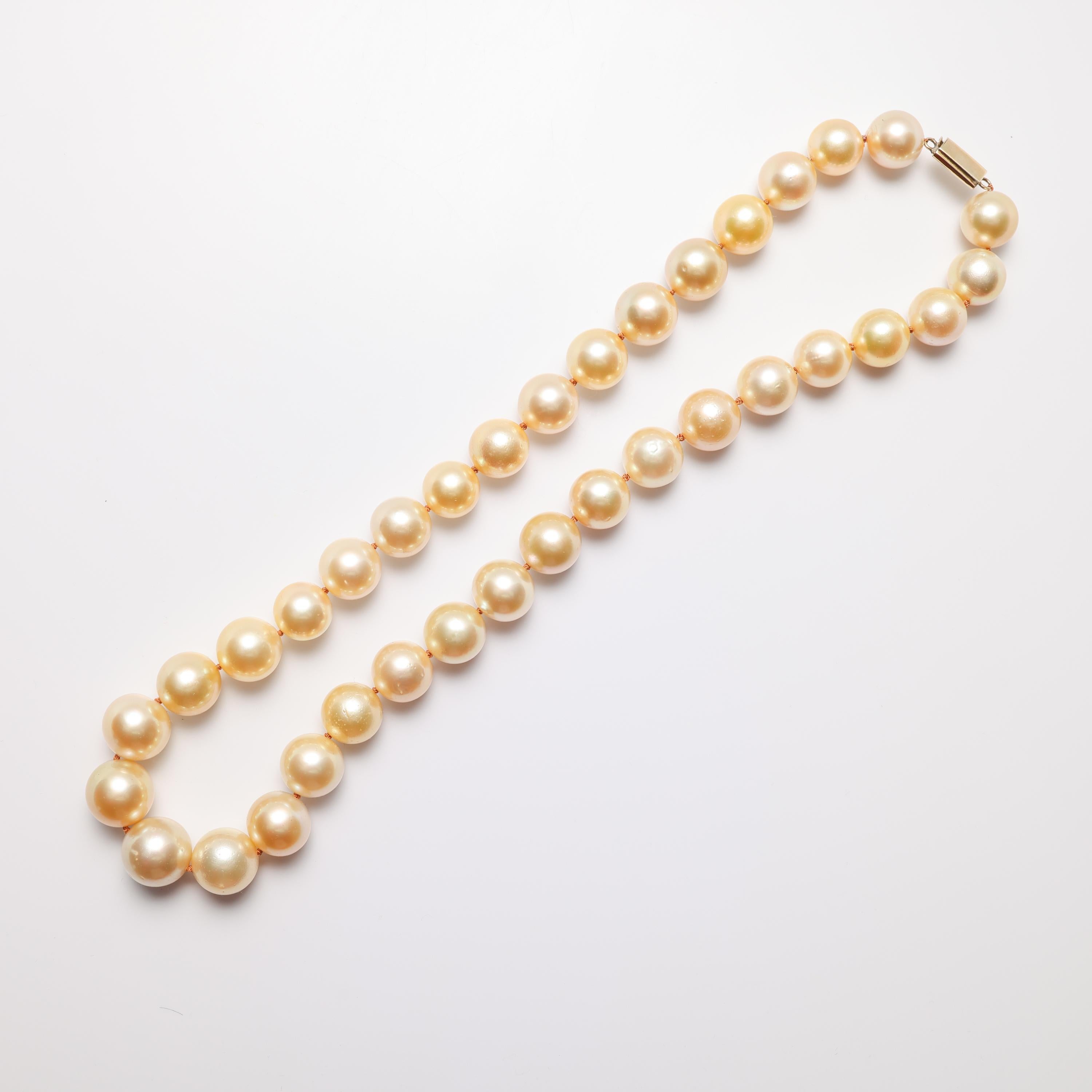 Goldene Südseeperlen-Halskette (Kunsthandwerker*in) im Angebot